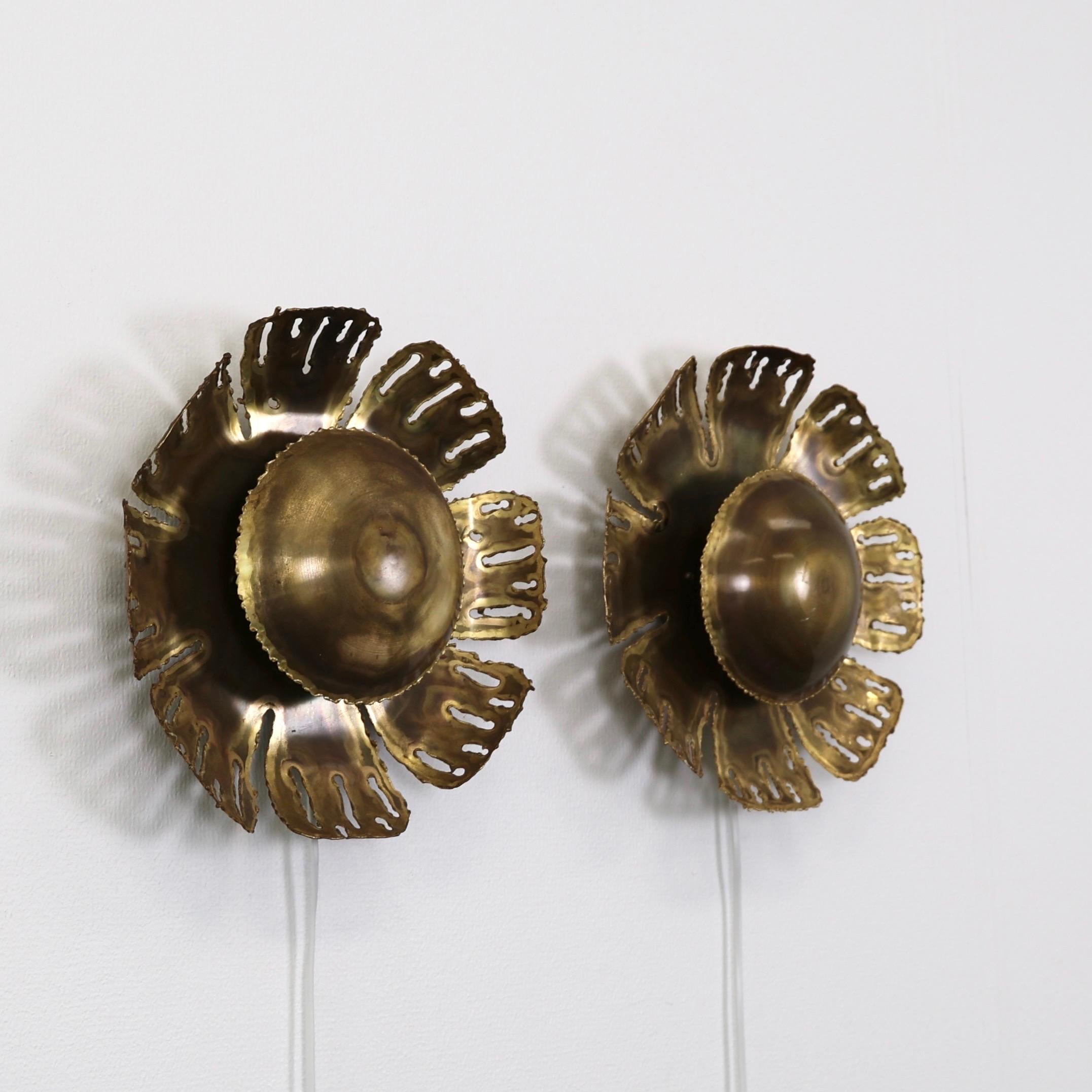 Ensemble d'appliques en laiton conçues par Svend Aage Holm Sørensen dans les années 1960. Un ensemble attrayant pour un lieu exquis.

* Set (2) d'appliques murales en laiton en forme de tournesol
* Designer : Svend Aage Holm Sørensen
* Modèle :