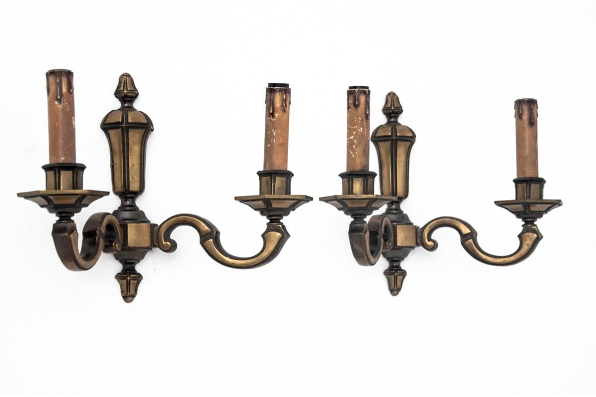 A pair of brass wall lamps from the mid-20th century.

Dimensions: height 25 cm / width 32 cm / depth 15 cm.