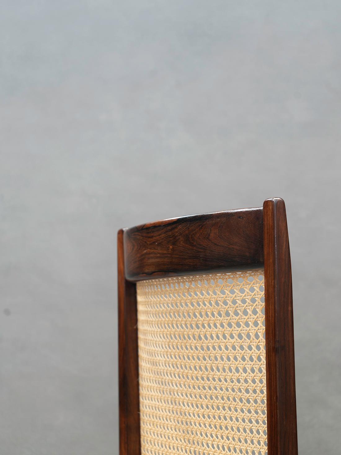 Ensemble de chaises de salle à manger en palissandre brésilien et paille. Design/One brésilien du milieu du siècle en vente 3