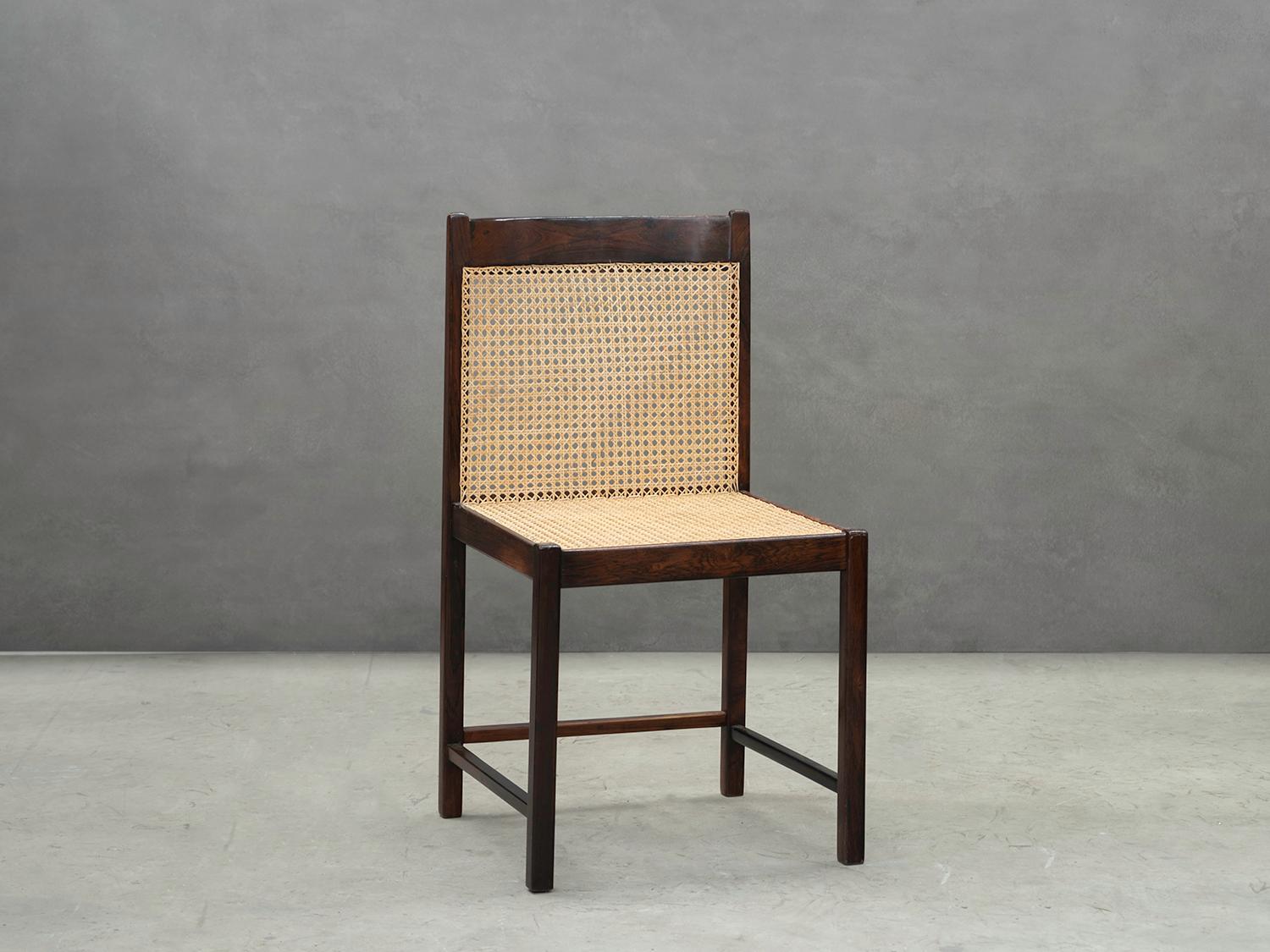 Mid-Century Modern Ensemble de chaises de salle à manger en palissandre brésilien et paille. Design/One brésilien du milieu du siècle en vente