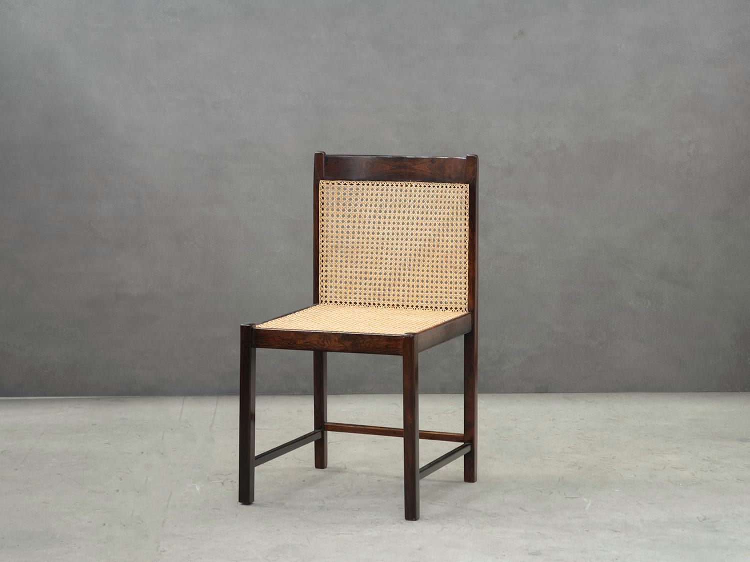 20ième siècle Ensemble de chaises de salle à manger en palissandre brésilien et paille. Design/One brésilien du milieu du siècle en vente