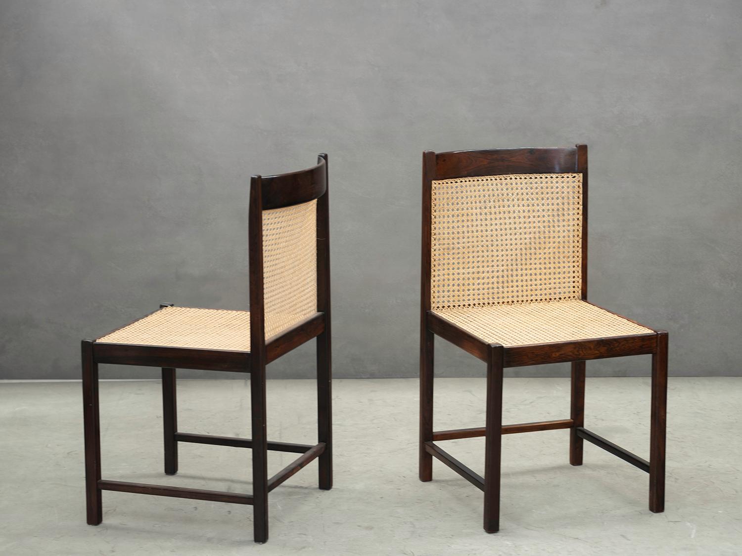 Paille Ensemble de chaises de salle à manger en palissandre brésilien et paille. Design/One brésilien du milieu du siècle en vente