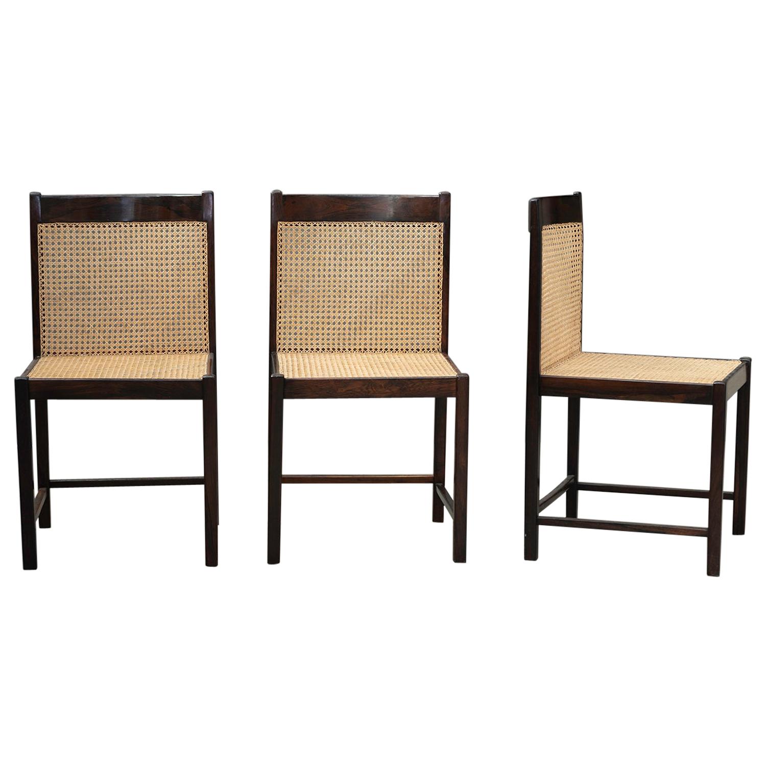 Ensemble de chaises de salle à manger en palissandre brésilien et paille. Design/One brésilien du milieu du siècle