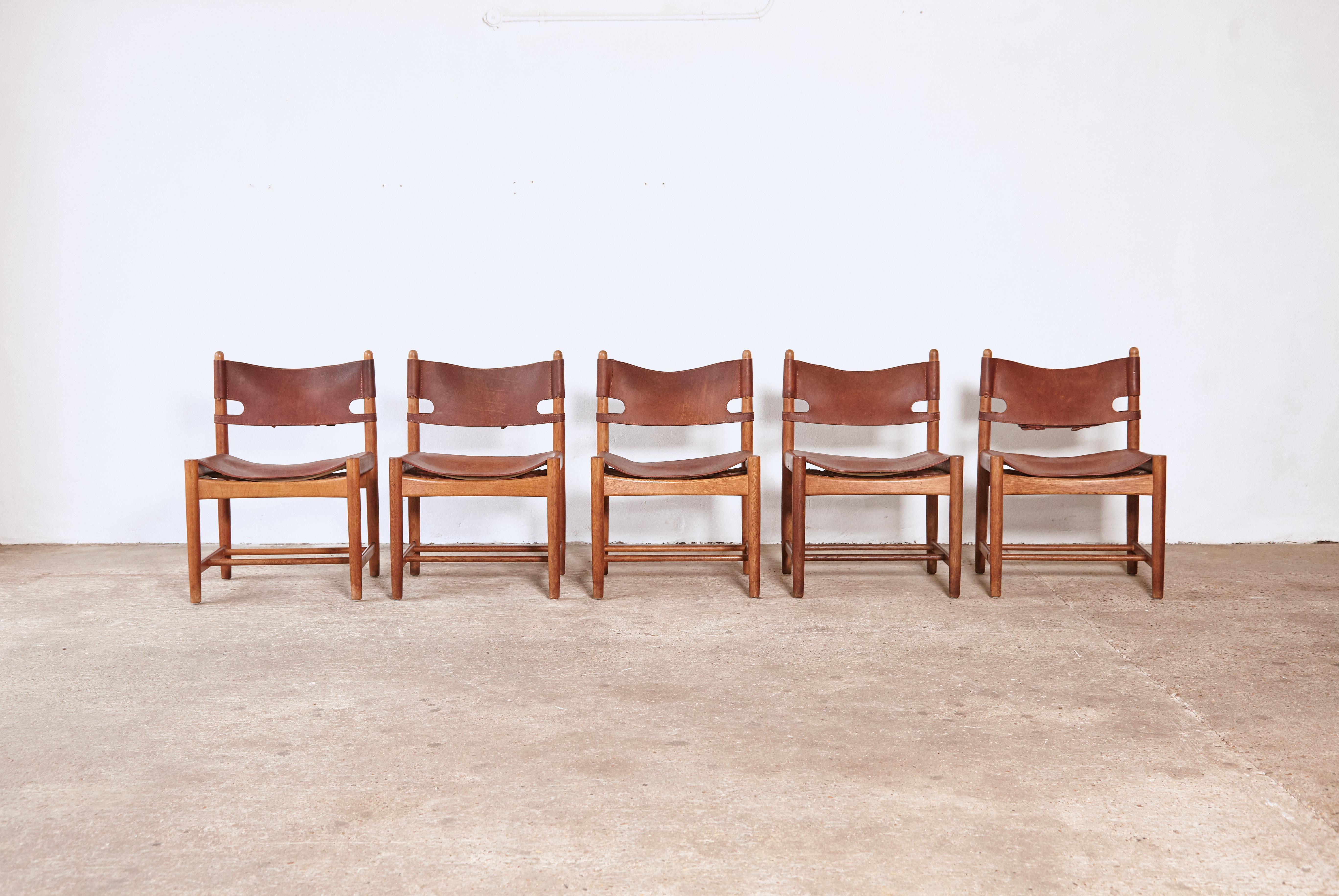 A set of five Børge Mogensen dining chairs model no. 3251 for Fredericia Furniture, with saddle leather on an oak frame, in original condition with super age and patina. More photos on request. 

  