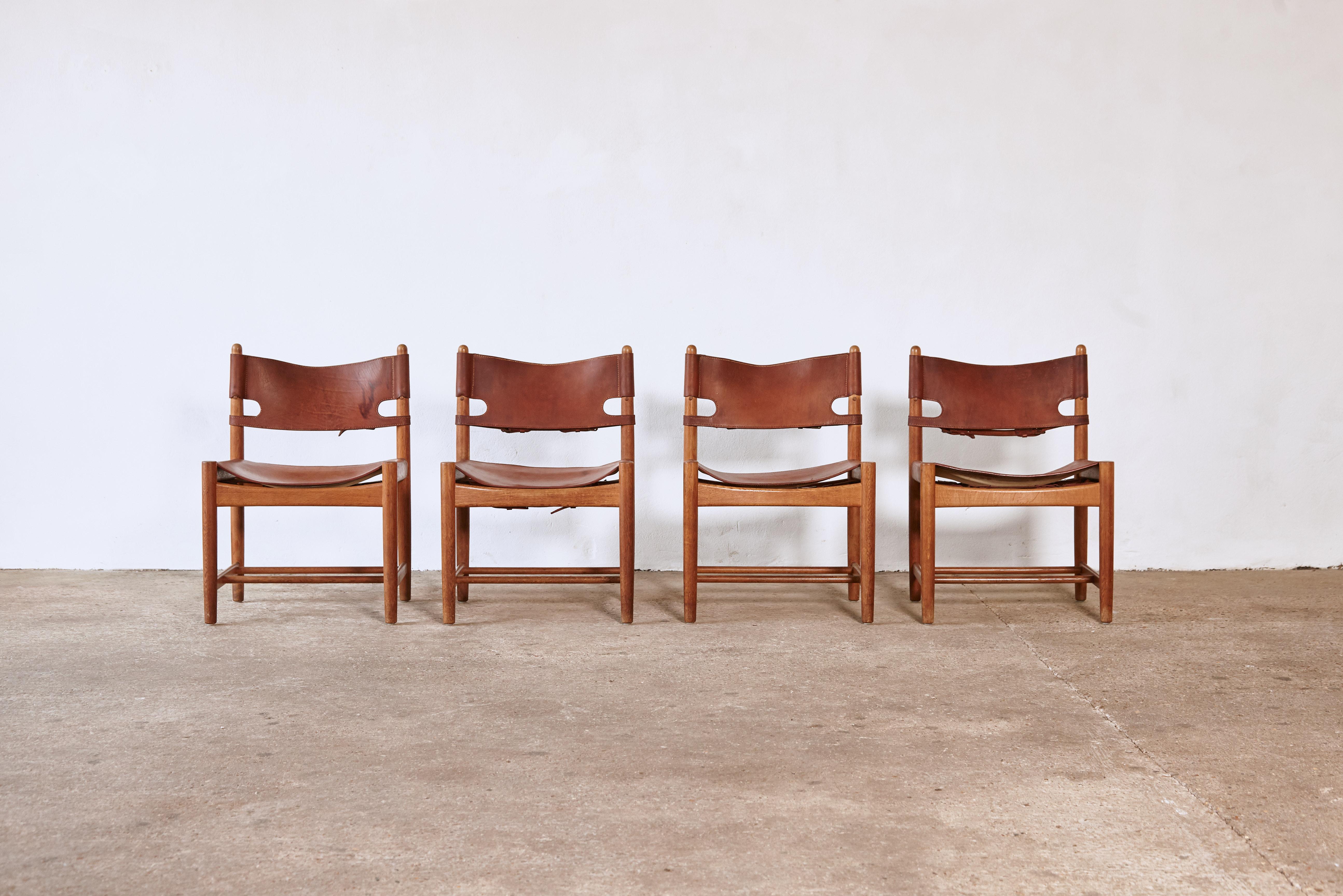 A set of four exceptional early Børge Mogensen Spanish dining chairsfor Fredericia Furniture, Denmark. Saddle leather on an oak frame, in original condition with super age and patina.




UK customers please note:    displayed prices do not include