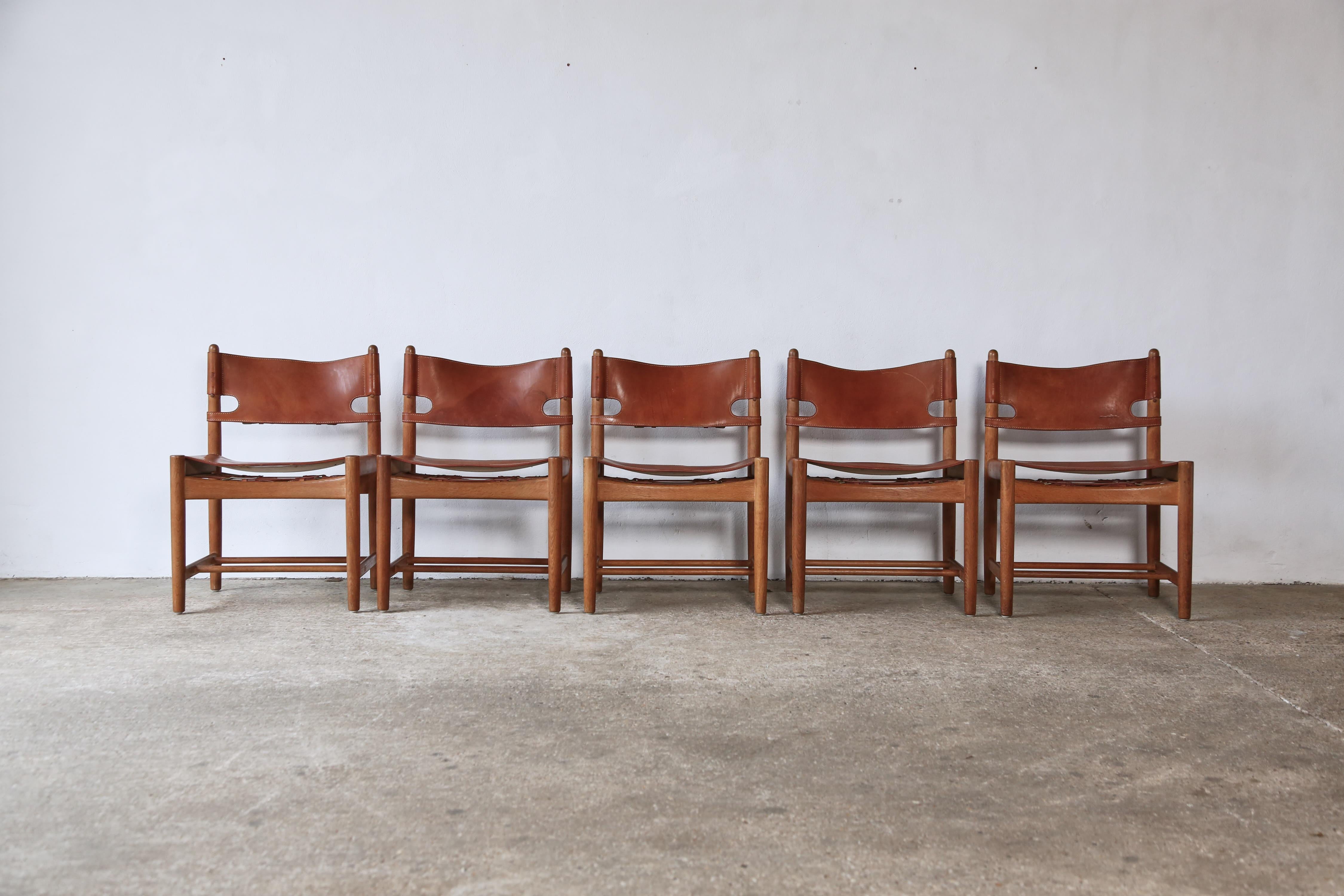Ein Satz von fünf Børge Mogensen Esszimmerstühlen Modell Nr. 3251 für Fredericia Furniture, mit Sattelleder auf einem Eichengestell, im Originalzustand mit einer wunderbaren Alter und Patina.  Schneller Versand weltweit.   Bitte kontaktieren Sie uns