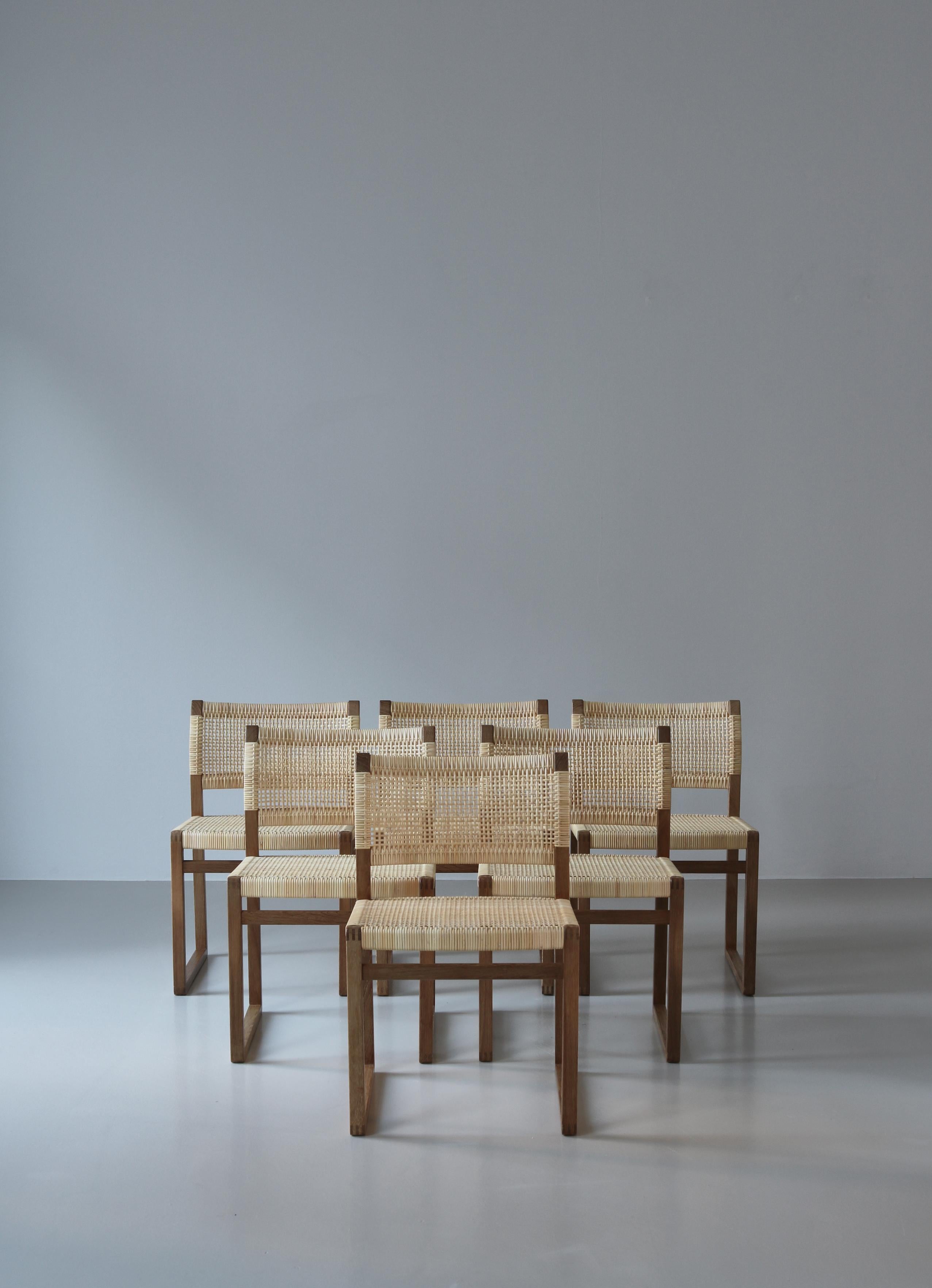 Superbe ensemble de 6 chaises de salle à manger en chêne et rotin, conçu par le designer danois Børge Mogensen et fabriqué par P. Lauritsen & Søn. Cet ensemble provient des toutes premières productions de cette chaise emblématique. Toutes les