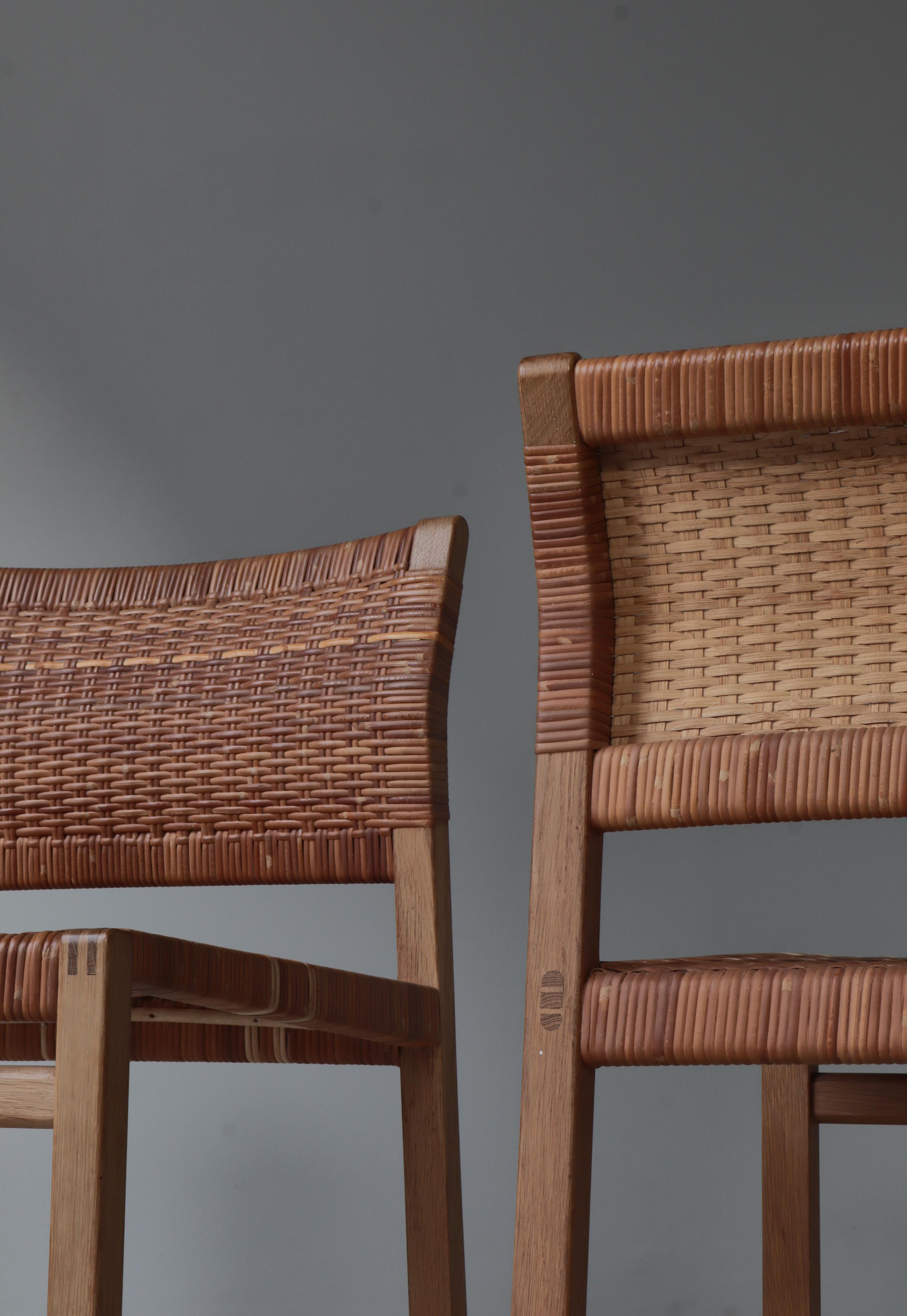Splendido set di 6 sedie da pranzo in Oak e canna di rattan disegnate dal designer danese Børge Mogensen e prodotte da P. Lauritsen & Søn. Questo set appartiene alla primissima produzione di questa iconica sedia e conserva il bastone originale.
La