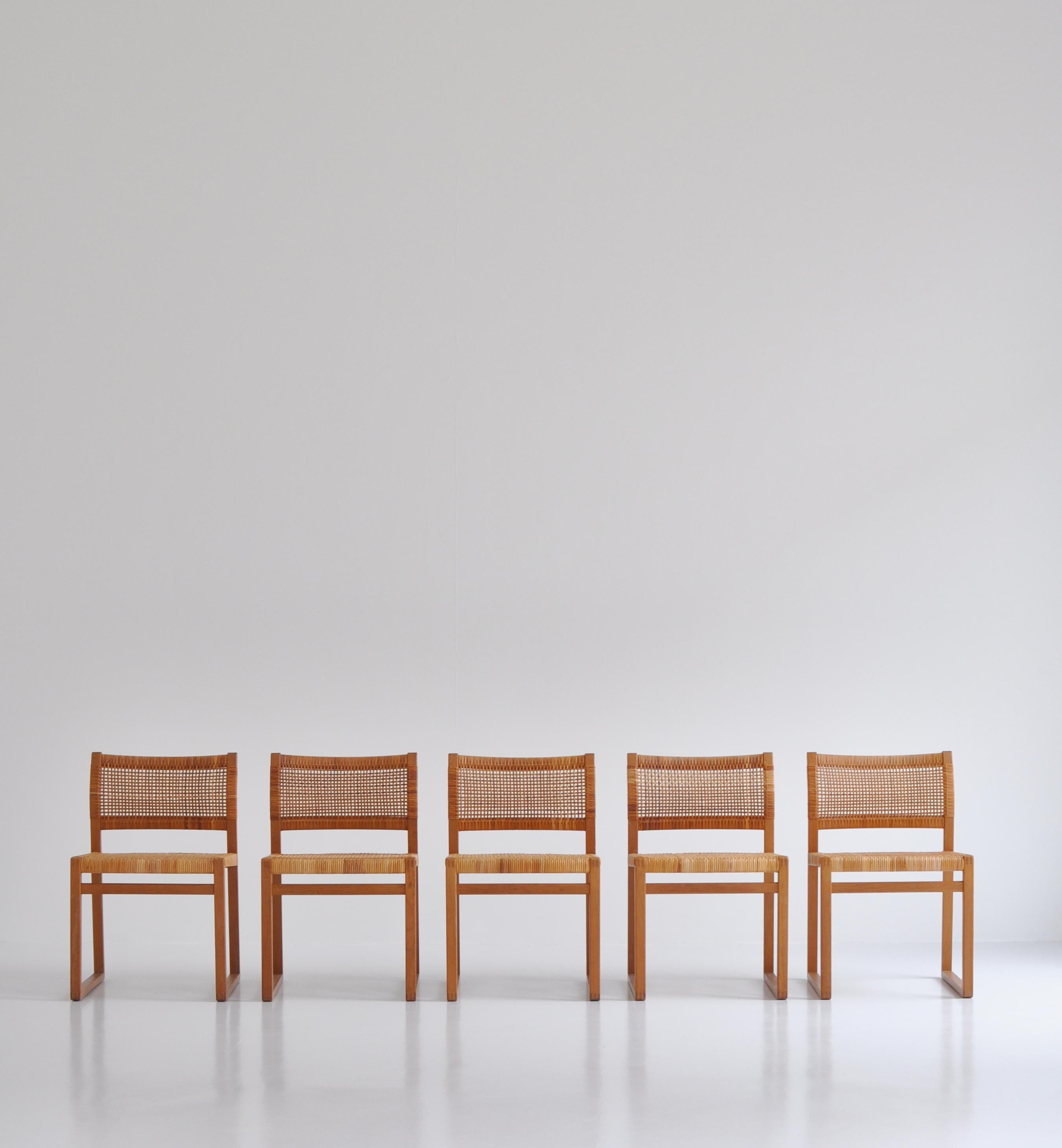 Stunning set of 5 dining chairs in oak and rattan cane designed by Danish designer Børge Mogensen in the 1950s and manufactured at P. Lauritsen & Søn. This set is from the very early production of this iconic chair as seen on the open rattan cane