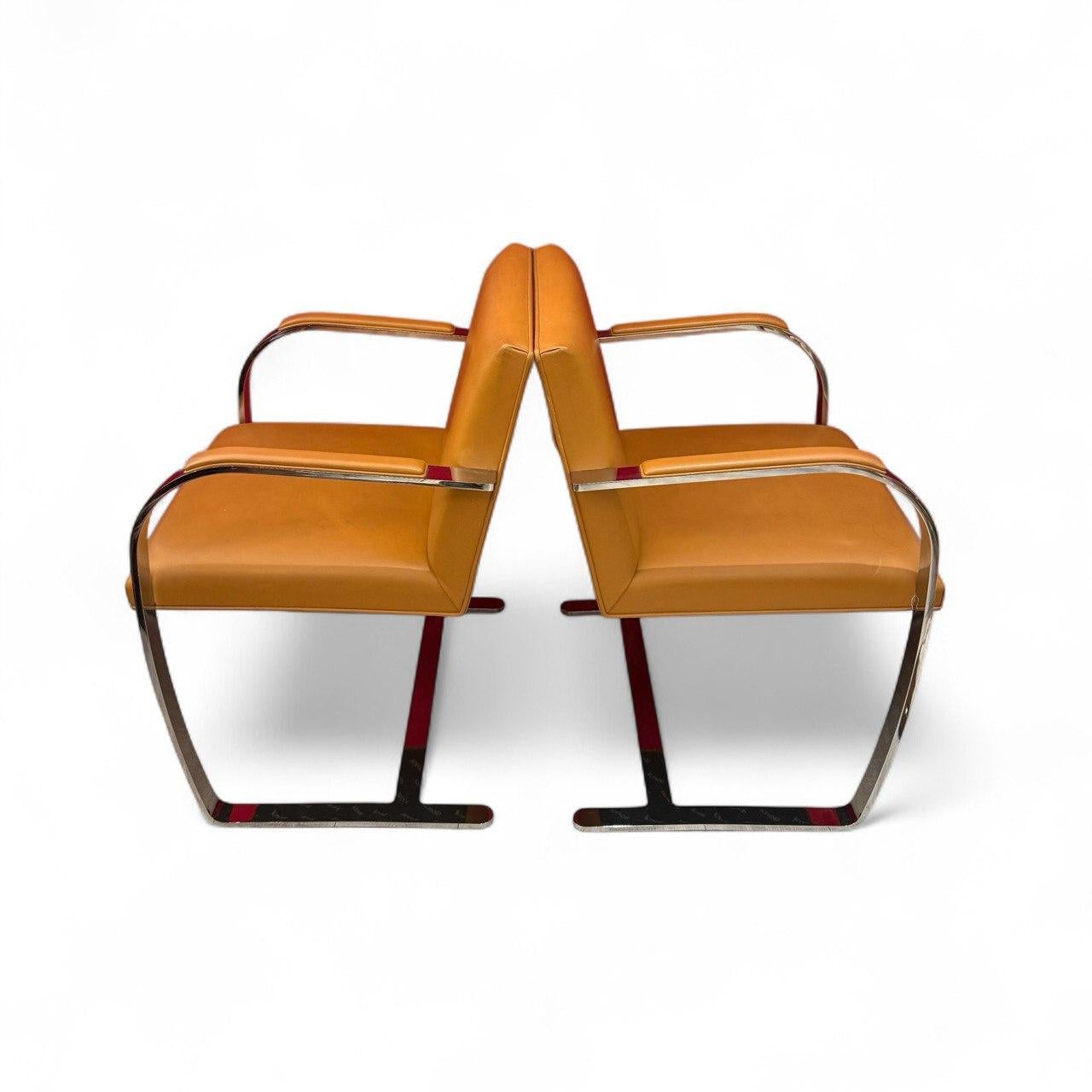Ein auffälliges Set von BRNO-Stühlen, die Ludwig Mies van der Rohe 1930 für das berühmte Tugendhat-Haus in Brünn, Tschechische Republik, entworfen hat. Diese von Knoll hergestellten ikonischen Stühle sind ein reiner Ausdruck der Bauhaus-Ideale, bei