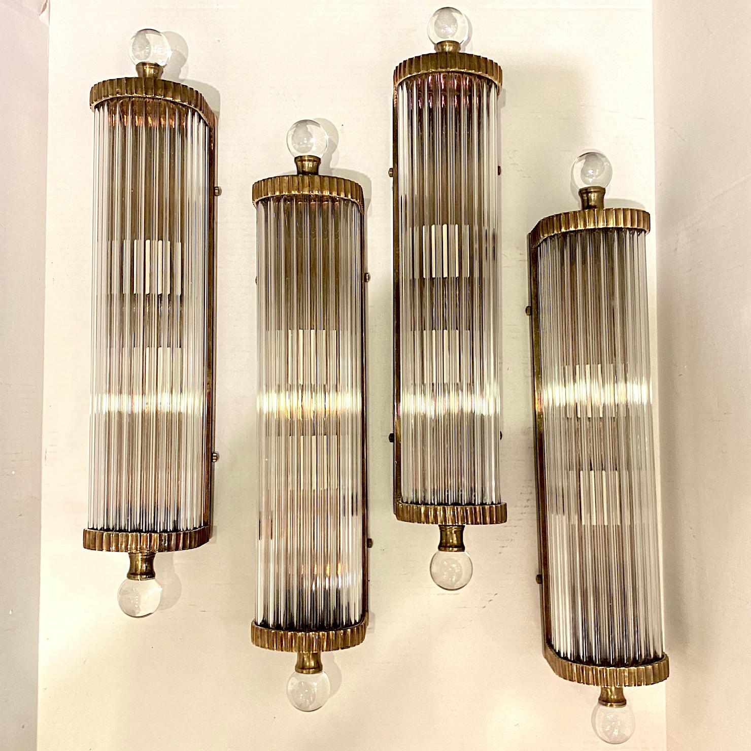 Verre Ensemble d'appliques à tige en bronze et verre, vendu par paire en vente