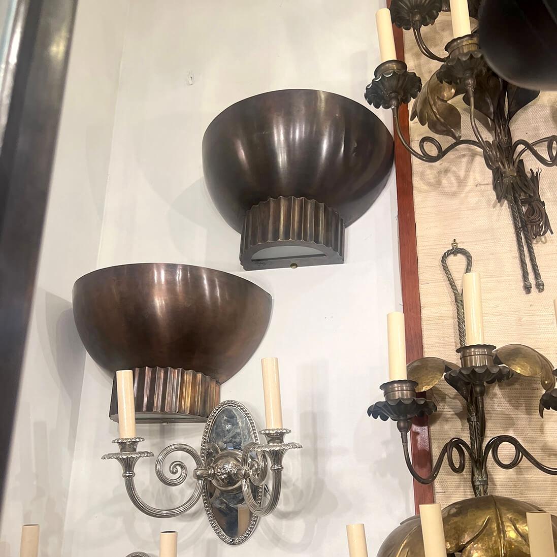 Paar Art-Déco-Wandleuchter aus Bronze. im Angebot 1