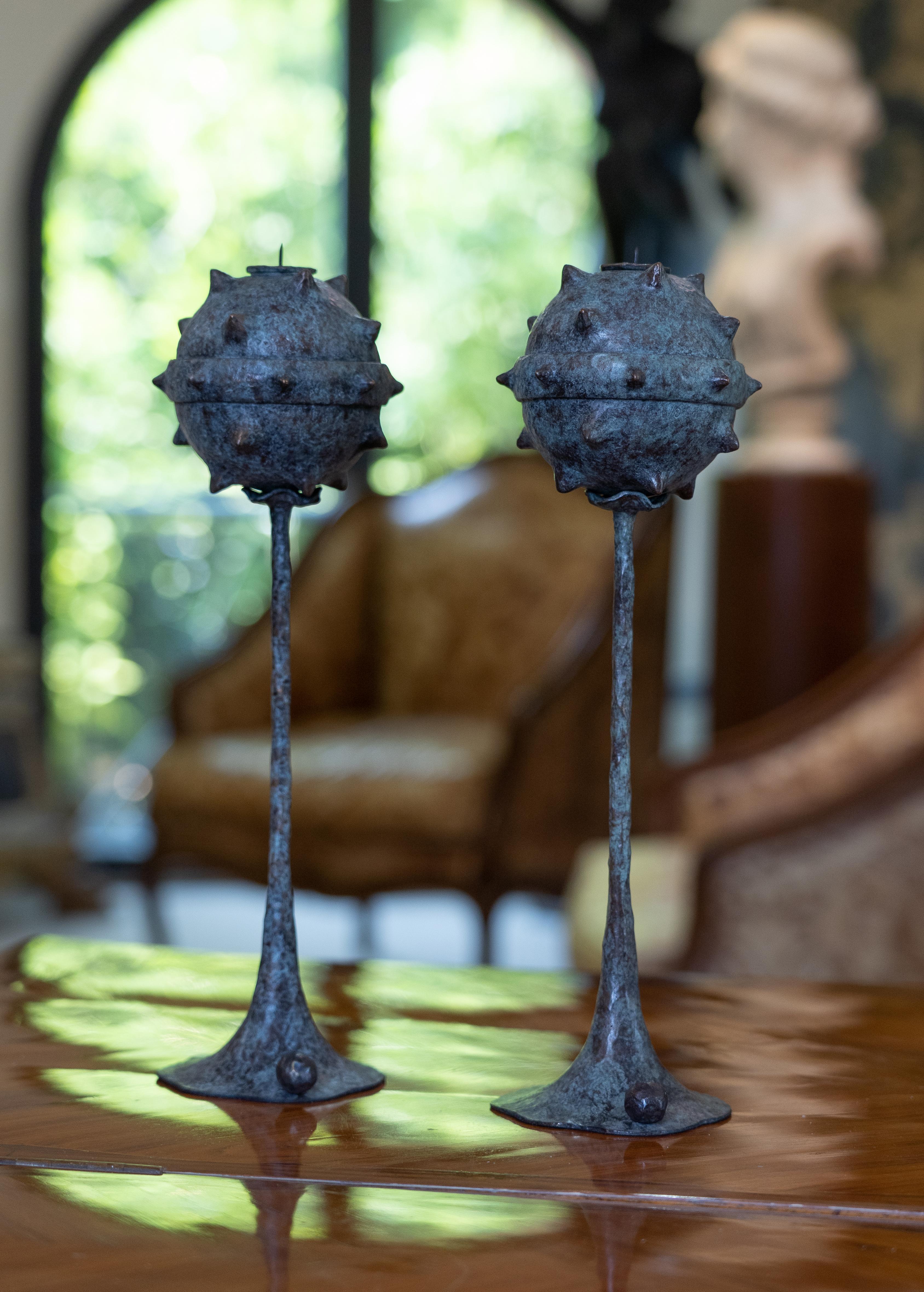 Set of two bronze candlesticks by Emanuele Colombi.
Limited Edition 
Roma Collection 2022 PRIMUS SMALL

Materials: bronze
Finishes: vert de gris patine base and globe (VG) (Number 1 of 12)

Various finishes and sizes available

Italian