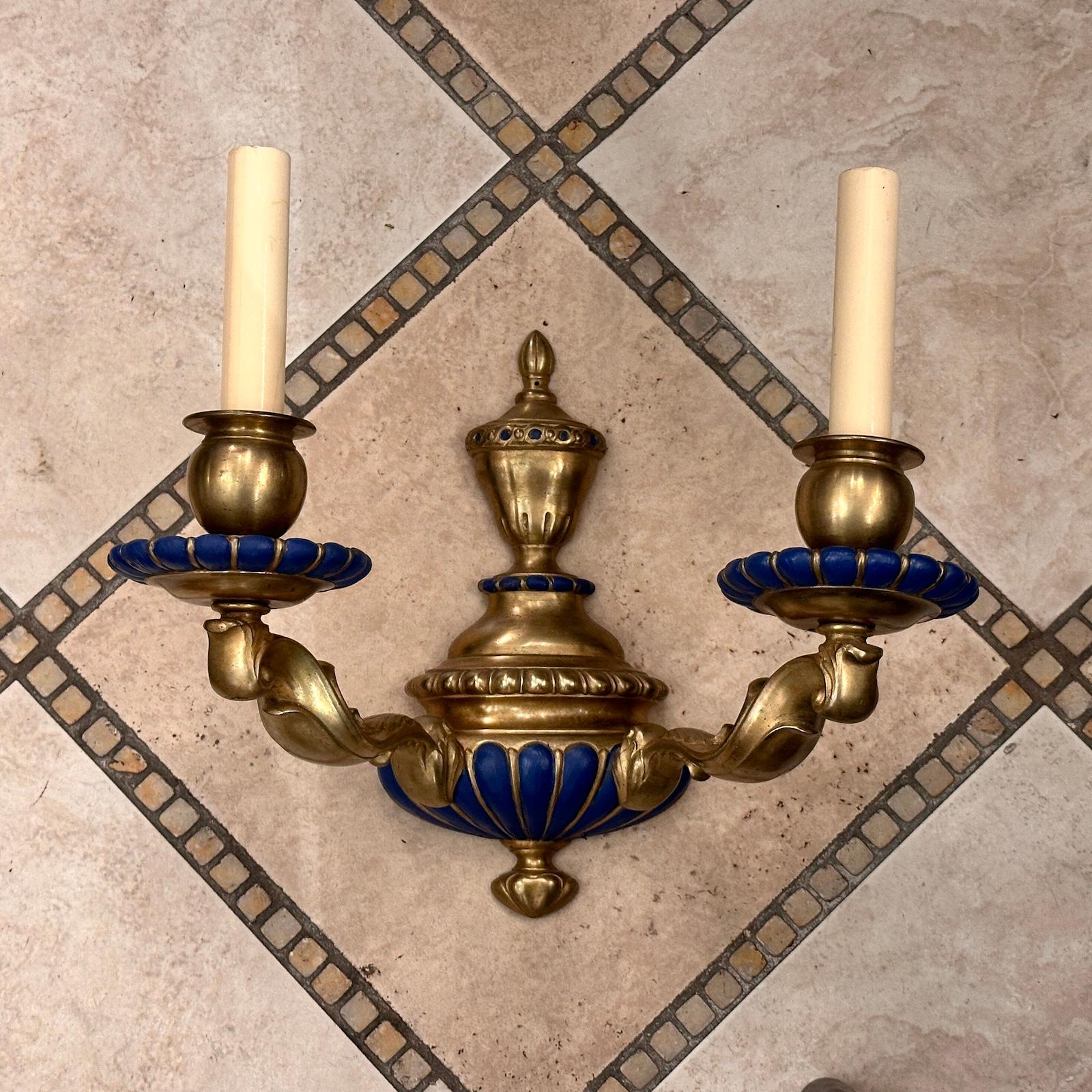 Metà XX secolo Set di lampade inglesi in bronzo, vendute a coppia in vendita
