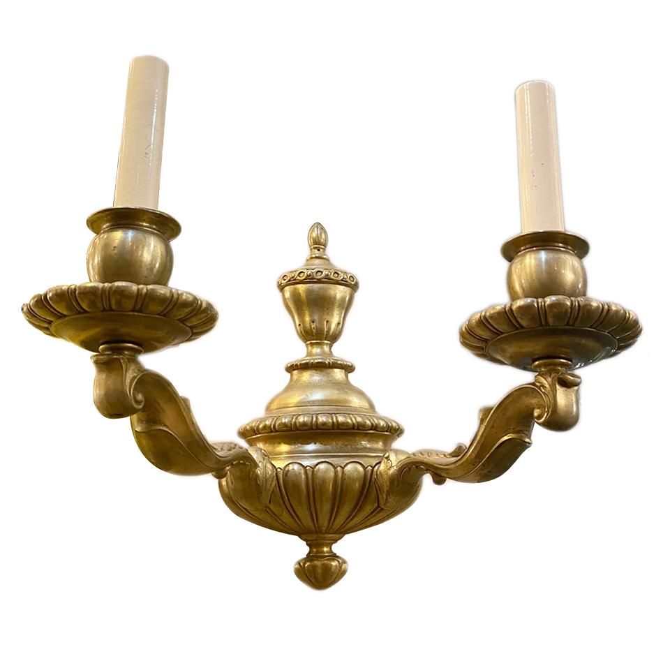 Un ensemble de huit appliques en bronze doré de style néoclassique anglais des années 1940. Vendu par paire.

Mesures :
Hauteur : 11