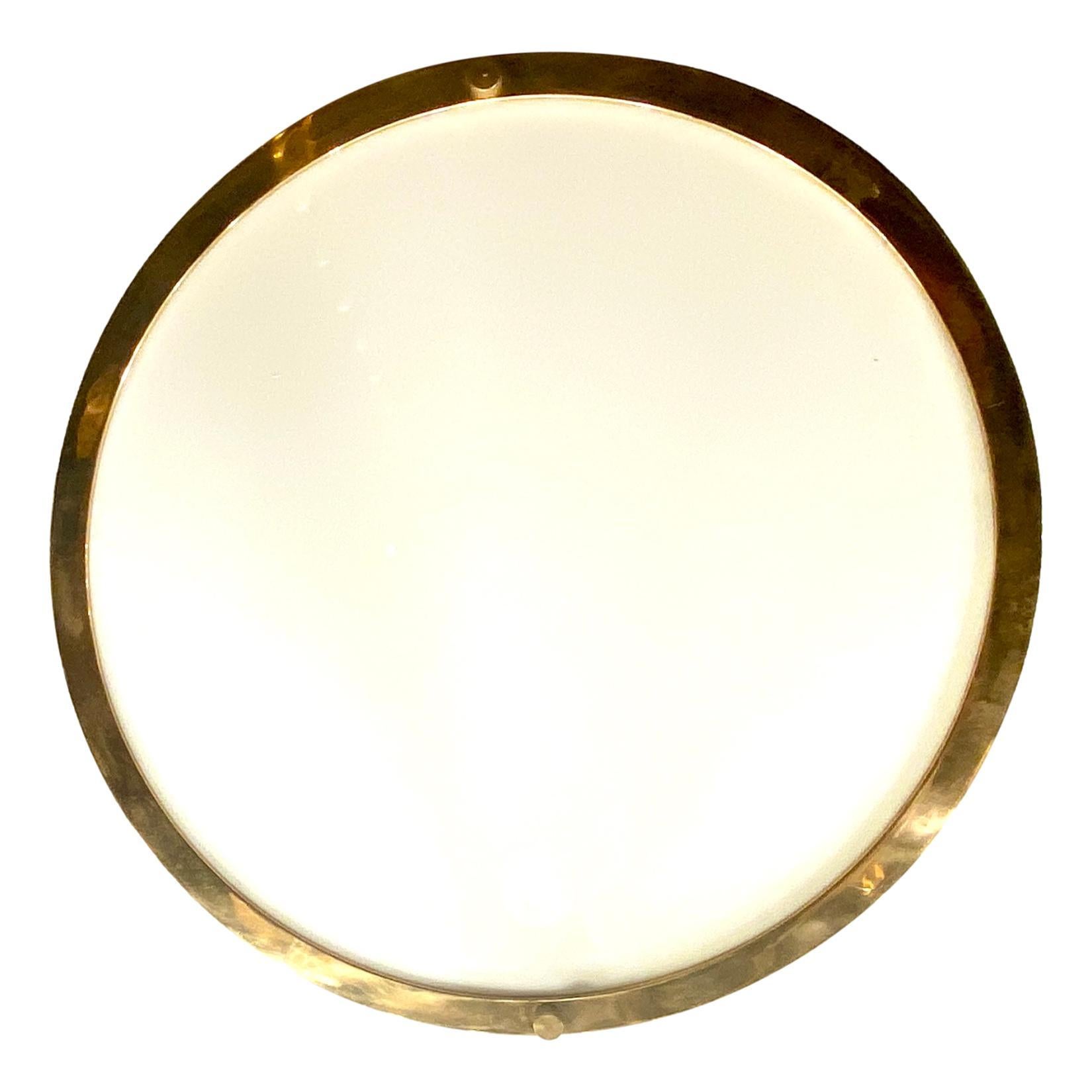 Ensemble de cinq luminaires encastrés en bronze de style néoclassique français, datant des années 1950, avec des panneaux en verre de lait blanc et des lumières intérieures. Vendu à l'unité.

Mesures :
Diamètre : 12