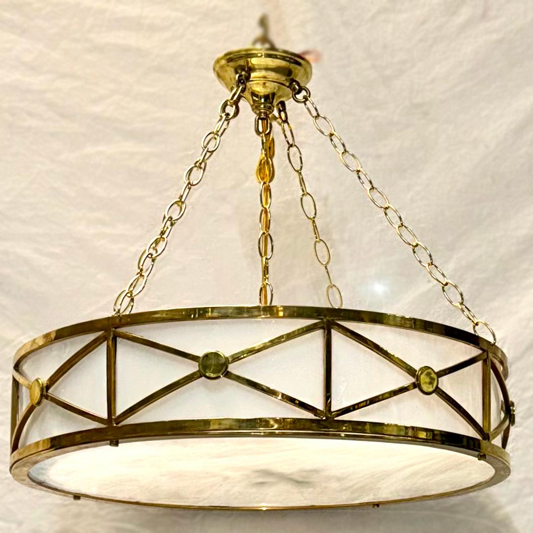 Set di tre lampadari francesi in stile neoclassico degli anni '50 circa, in bronzo con pannelli in vetro bianco latte e otto luci interne. Venduto singolarmente.

Misure:
Diametro: 24