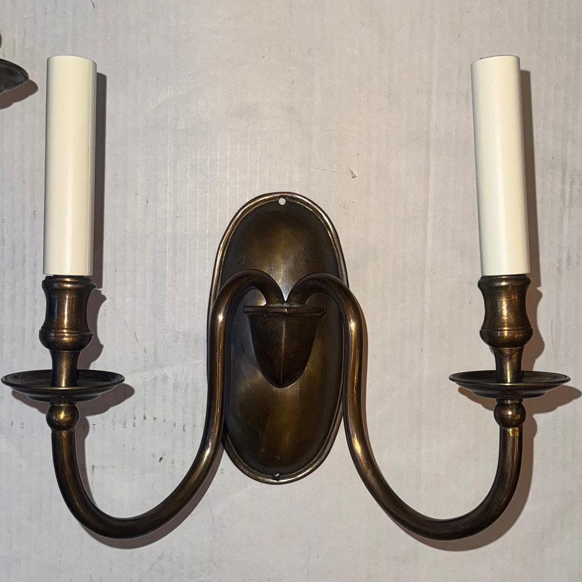 Set di lampade neoclassiche in bronzo, vendute a coppie In condizioni buone in vendita a New York, NY