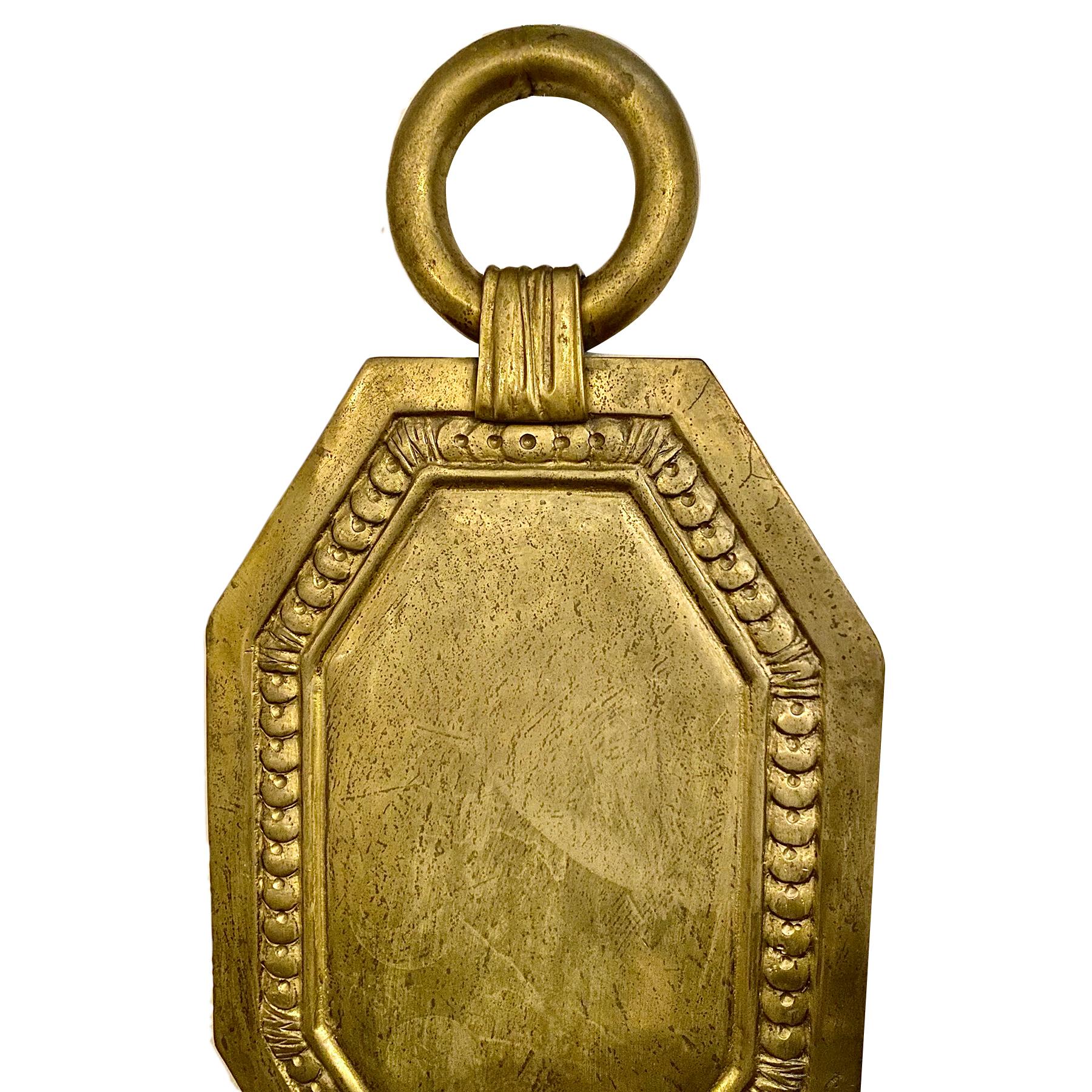 Un ensemble de quatre appliques à deux bras en bronze doré français datant des années 1920. Vendu par paire.

Mesures :
Hauteur : 20