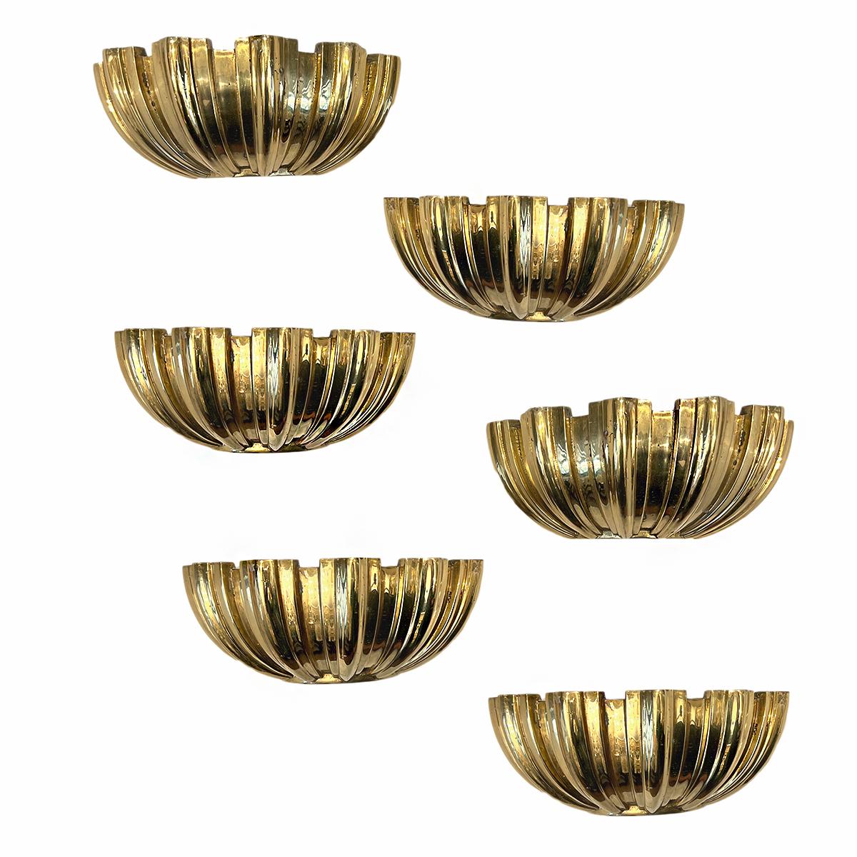 Set di 8 applique a conchiglia in bronzo fuso francese del 1960 circa, una luce interna Edison. Venduto al paio.

Misure:
Altezza: 4.5