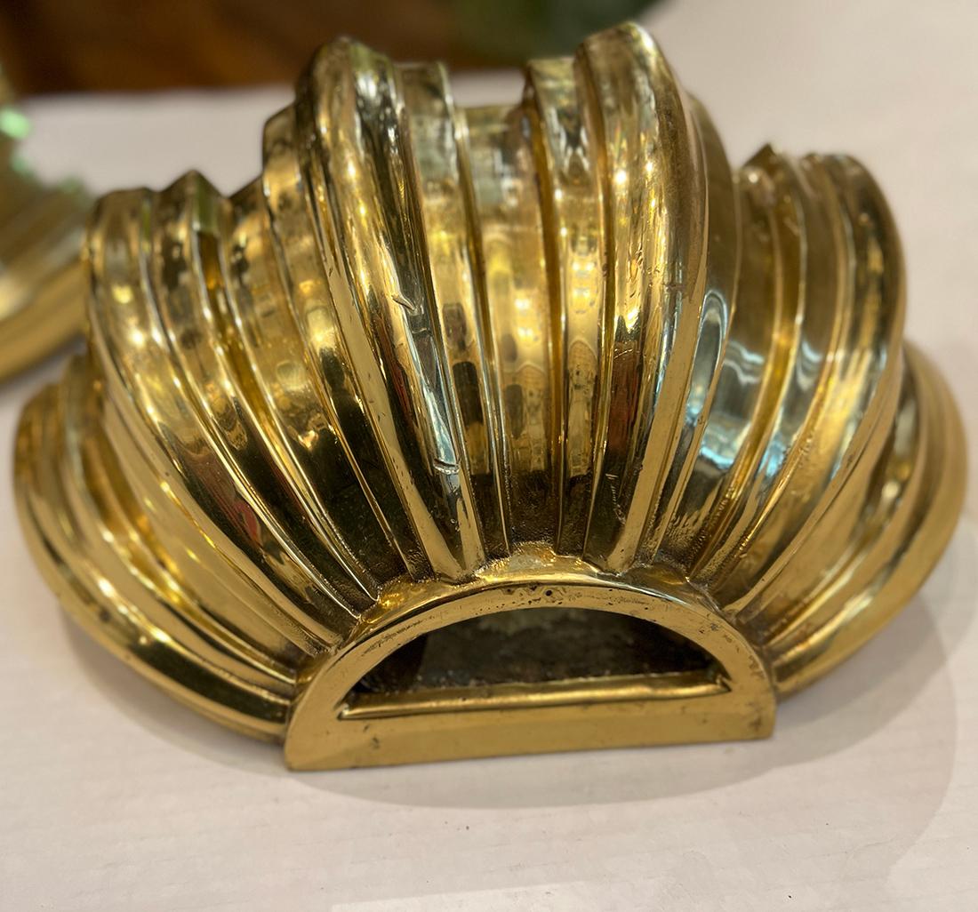 Metà XX secolo Set di lampade a conchiglia in bronzo, vendute a coppia in vendita