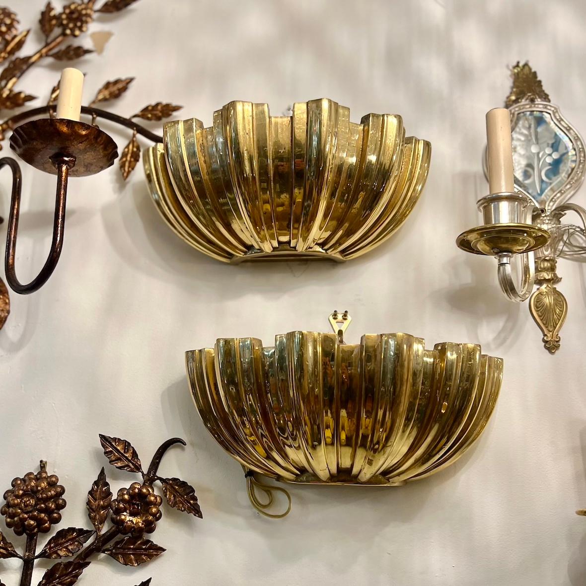 Bronzo Set di lampade a conchiglia in bronzo, vendute a coppia in vendita