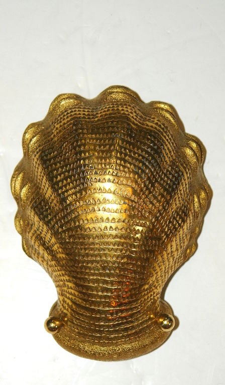 Milieu du XXe siècle Ensemble d'appliques en bronze en forme de coquillage, vendu par paire en vente