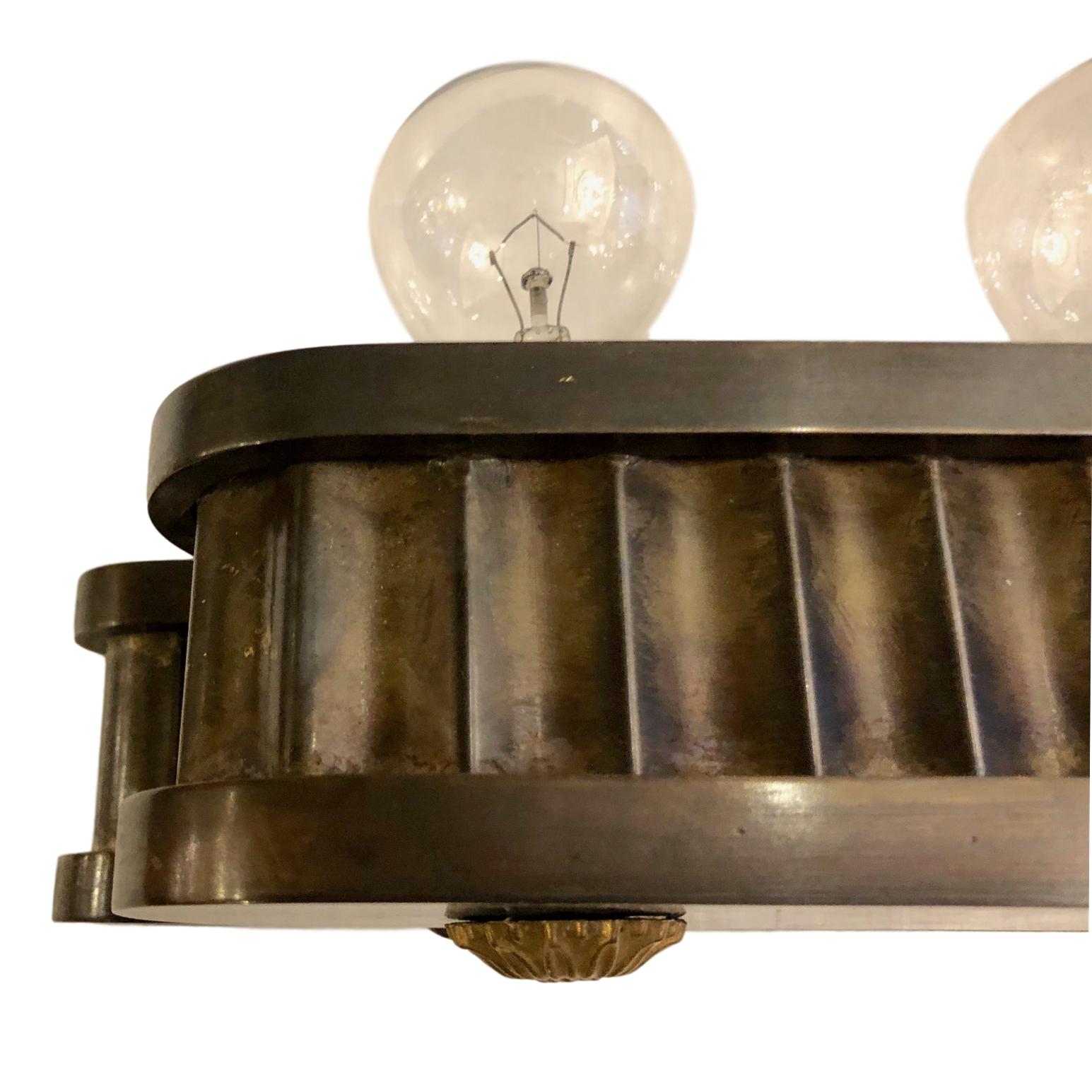 Anglais Ensemble d'appliques à trois lumières en bronze:: vendues par paire