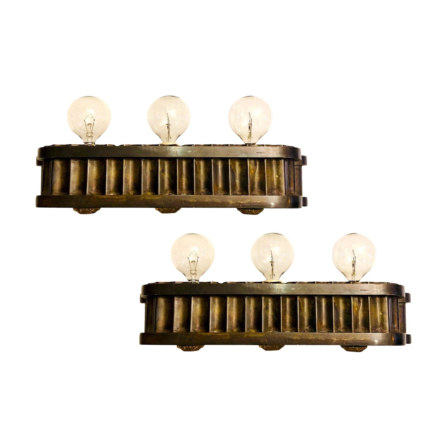 Ensemble d'appliques à trois lumières en bronze:: vendues par paire