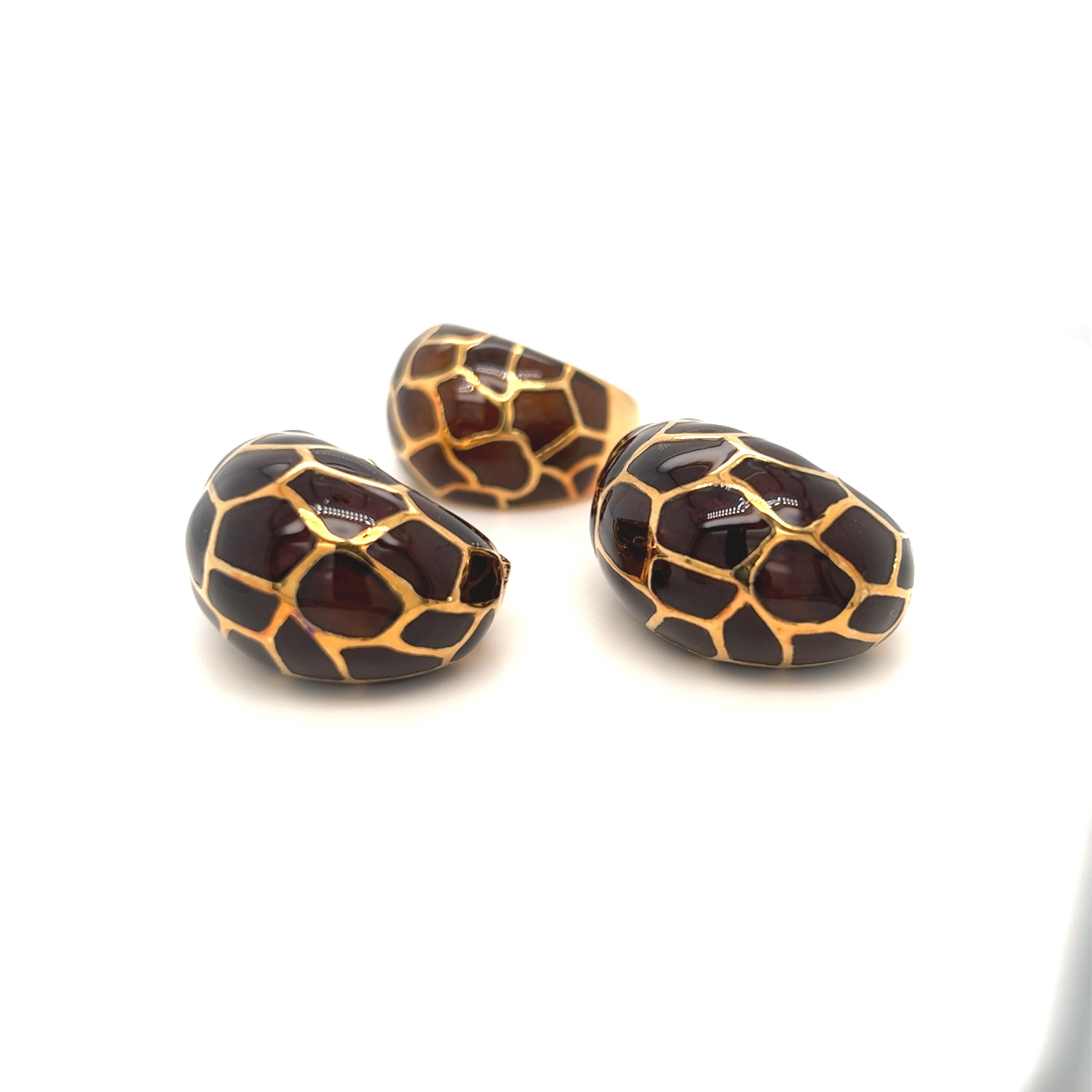 Set of Brown Enamel 18K Yellow Gold Ring and Earrings In Excellent Condition For Sale In beverly hills, CA