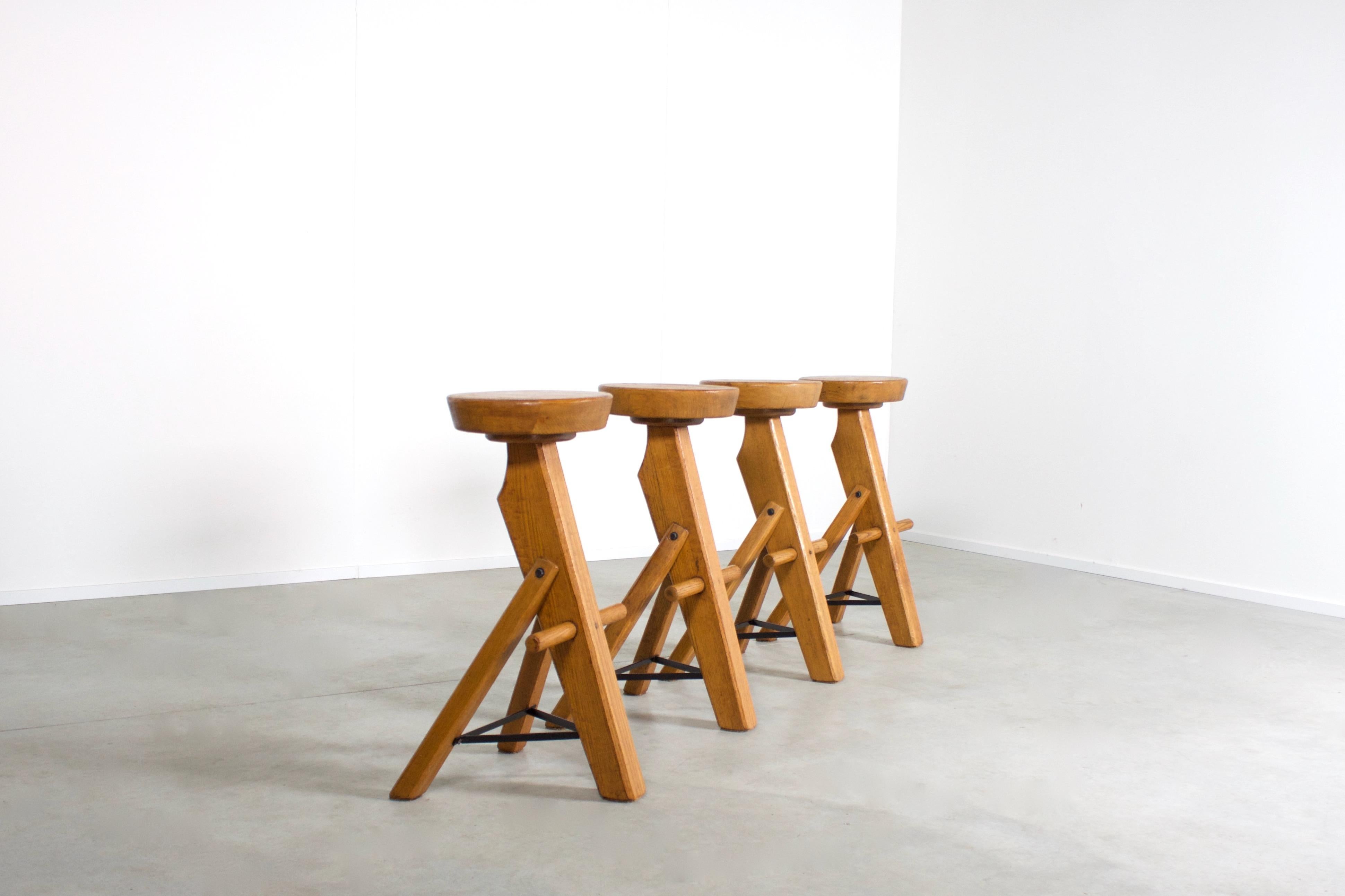 Set of Brutalist bar stools made from solid oak, 1960s

Very impressive Brutalist bar stools in very good condition.

These stools were made in the 1960s

They are made of solid oakwood which ahs a beautiful grain and color.

The round solid oak