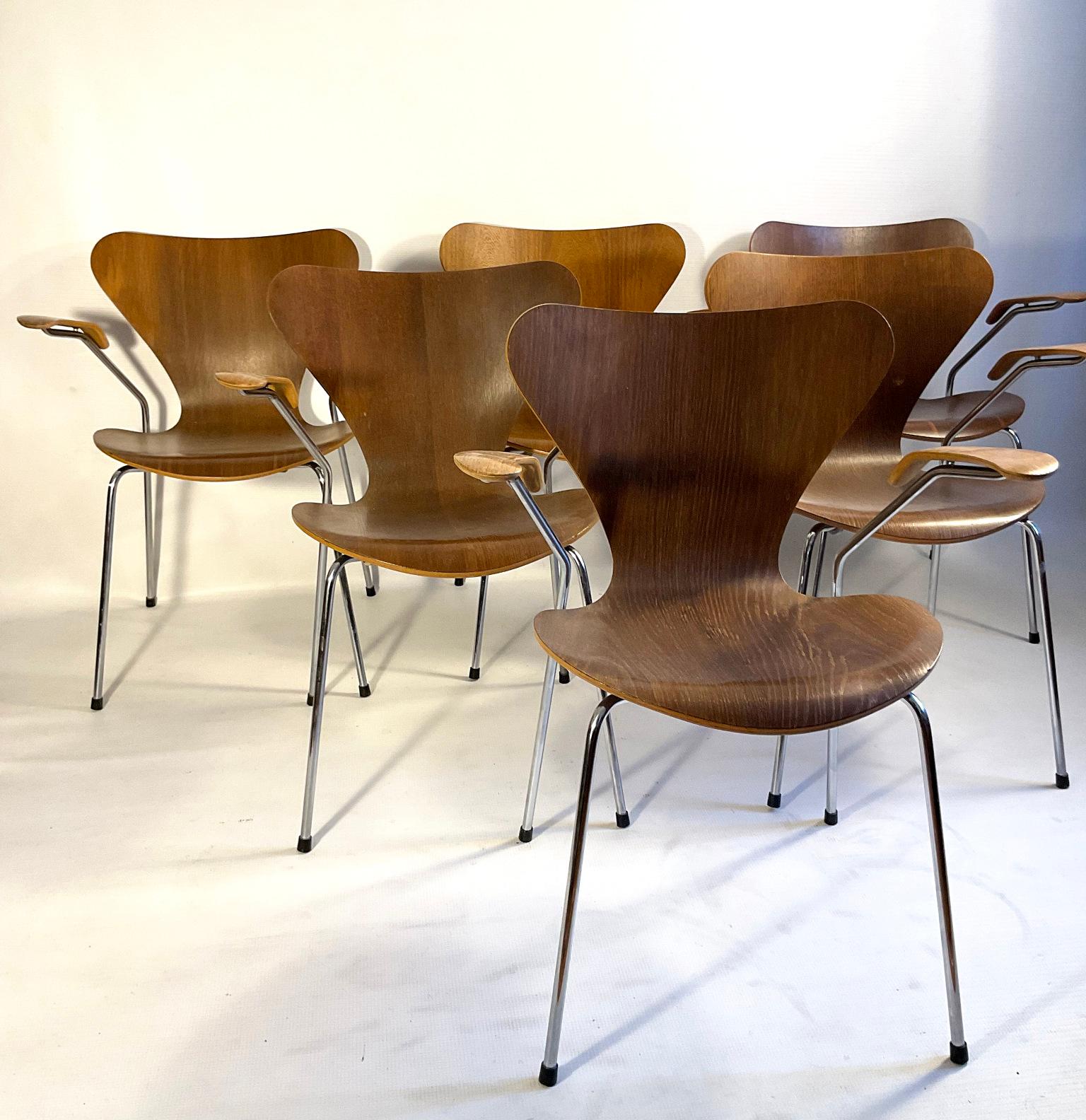 Set of Butterfly Chairs design by Arne Jacobsen Model 3207 for Fritz Hansen For Sale 2