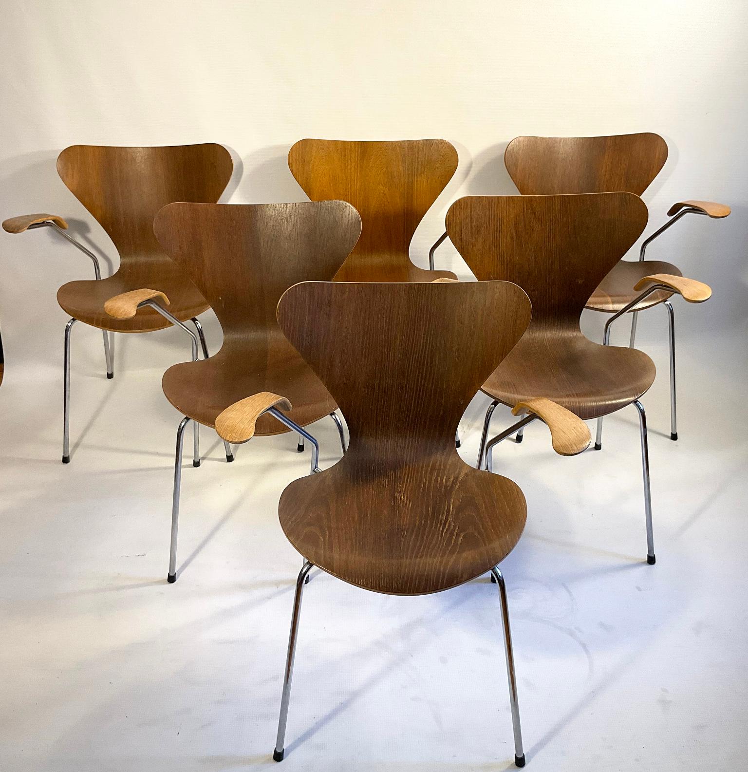 Set of Butterfly Chairs design by Arne Jacobsen Model 3207 for Fritz Hansen For Sale 3