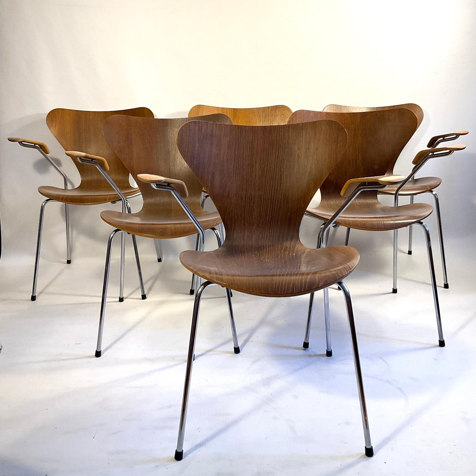 Set of Butterfly Chairs design by Arne Jacobsen Model 3207 for Fritz Hansen For Sale 4