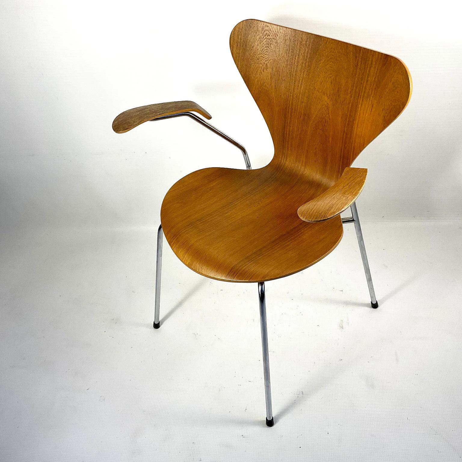 Set of Butterfly Chairs design by Arne Jacobsen Model 3207 for Fritz Hansen For Sale 7