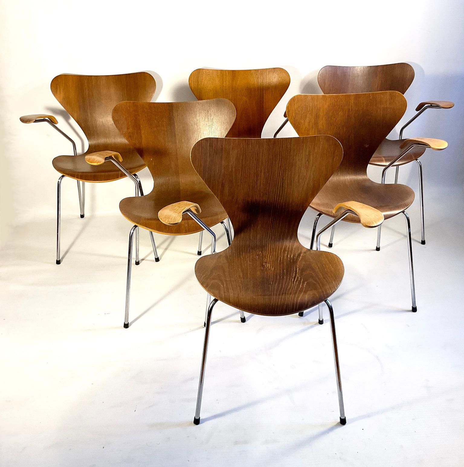 Mid-Century Modern Set of Butterfly Chairs design by Arne Jacobsen Model 3207 for Fritz Hansen For Sale