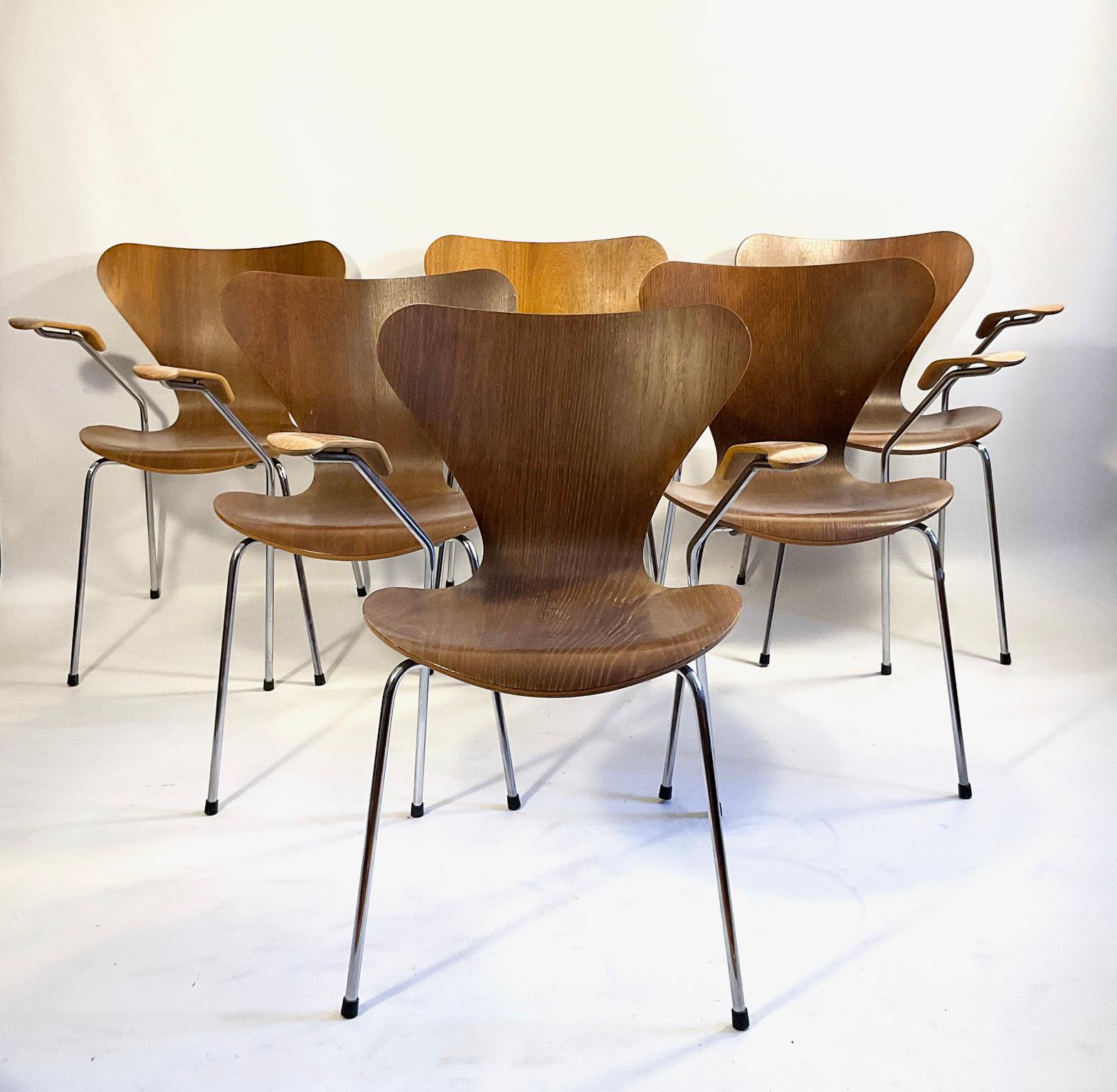 Danish Set of Butterfly Chairs design by Arne Jacobsen Model 3207 for Fritz Hansen For Sale