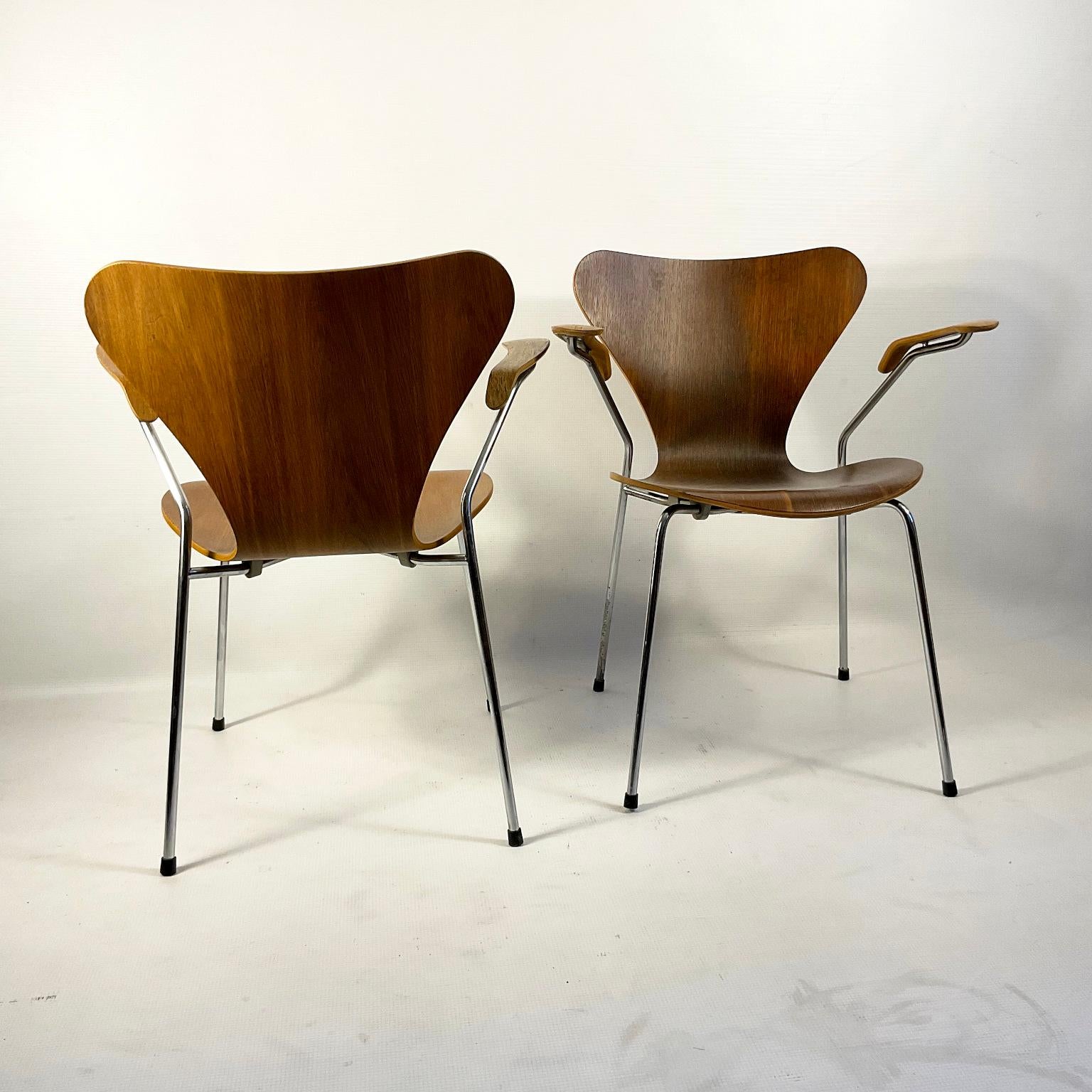 Metalwork Set of Butterfly Chairs design by Arne Jacobsen Model 3207 for Fritz Hansen For Sale