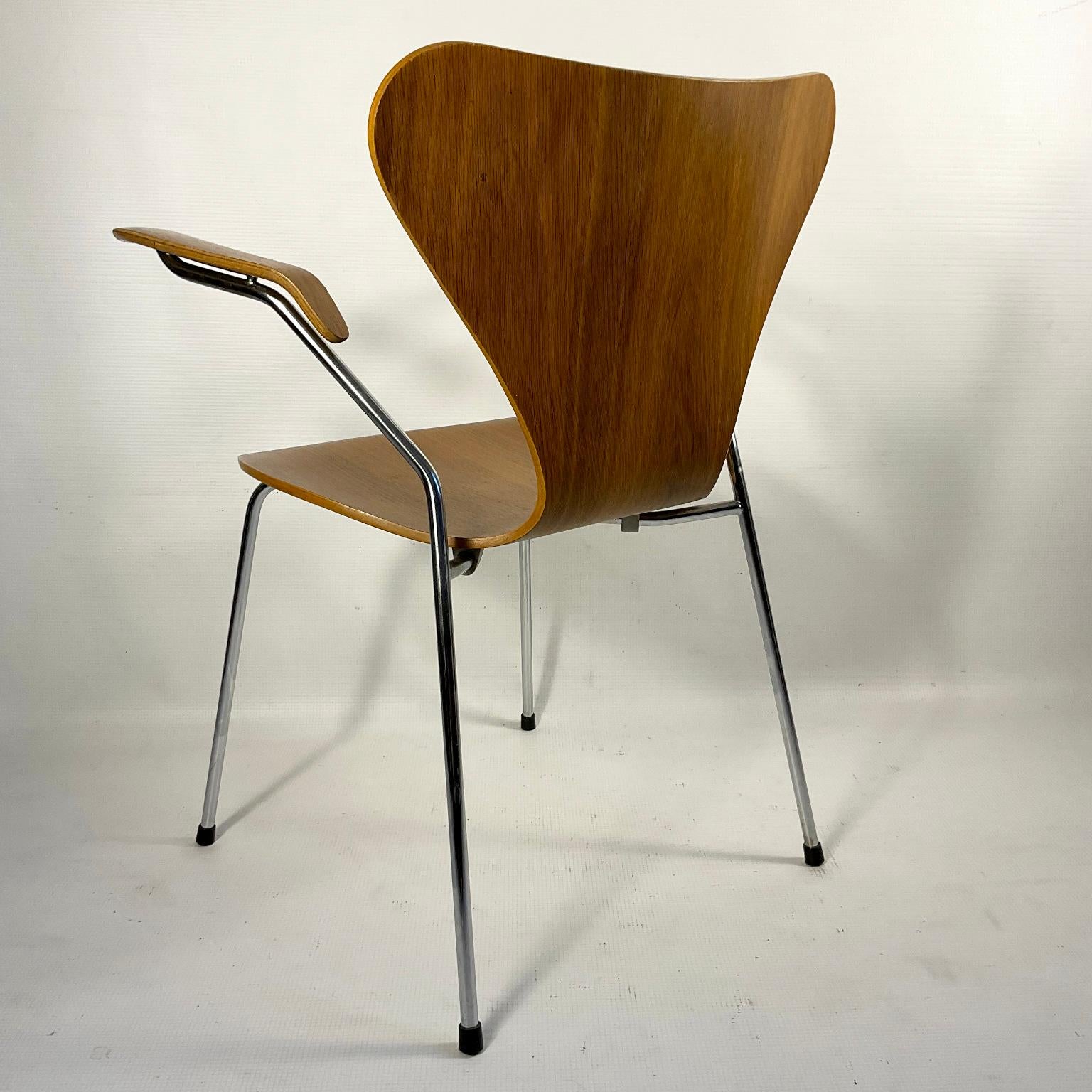 Set of Butterfly Chairs design by Arne Jacobsen Model 3207 for Fritz Hansen In Good Condition For Sale In London, GB