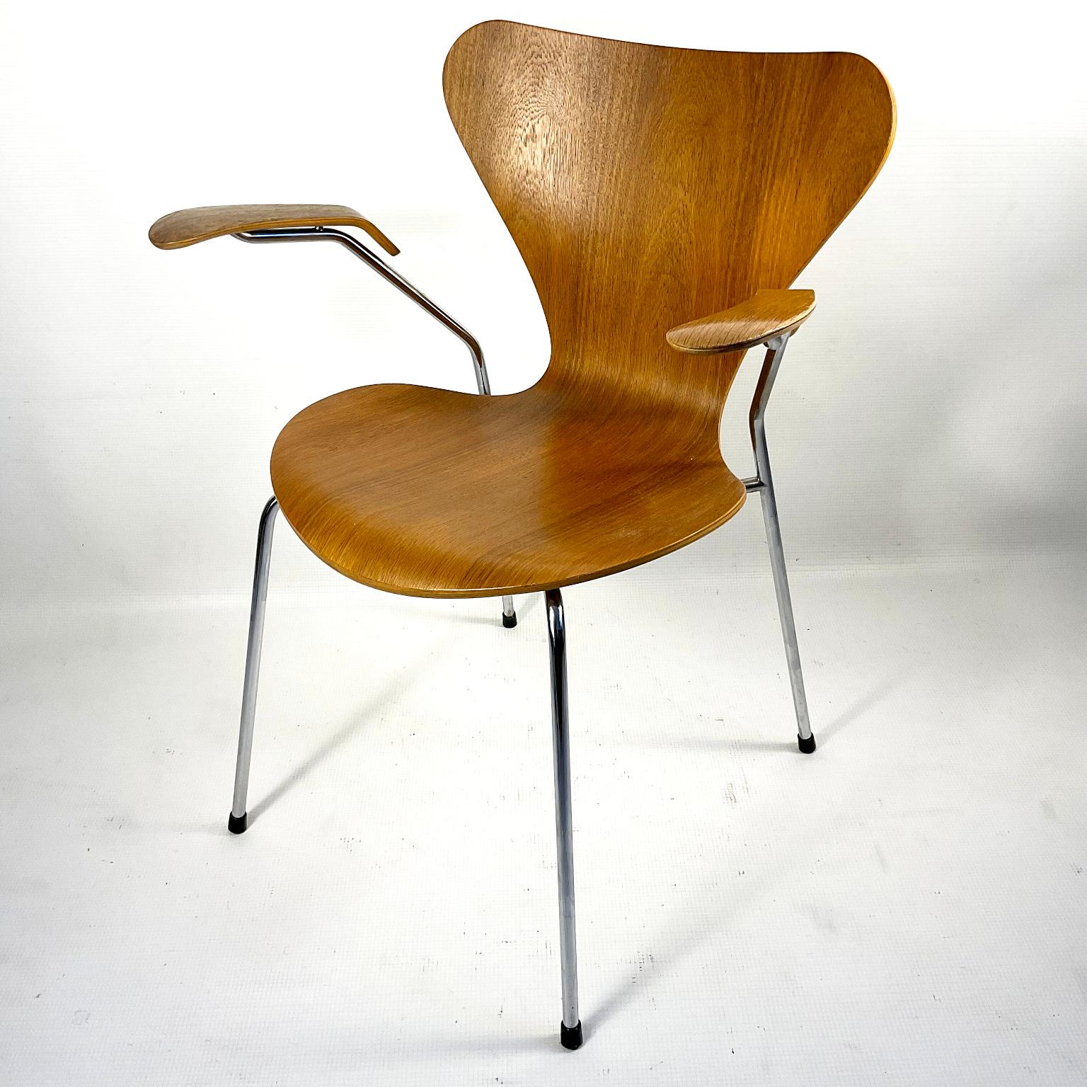 20th Century Set of Butterfly Chairs design by Arne Jacobsen Model 3207 for Fritz Hansen For Sale