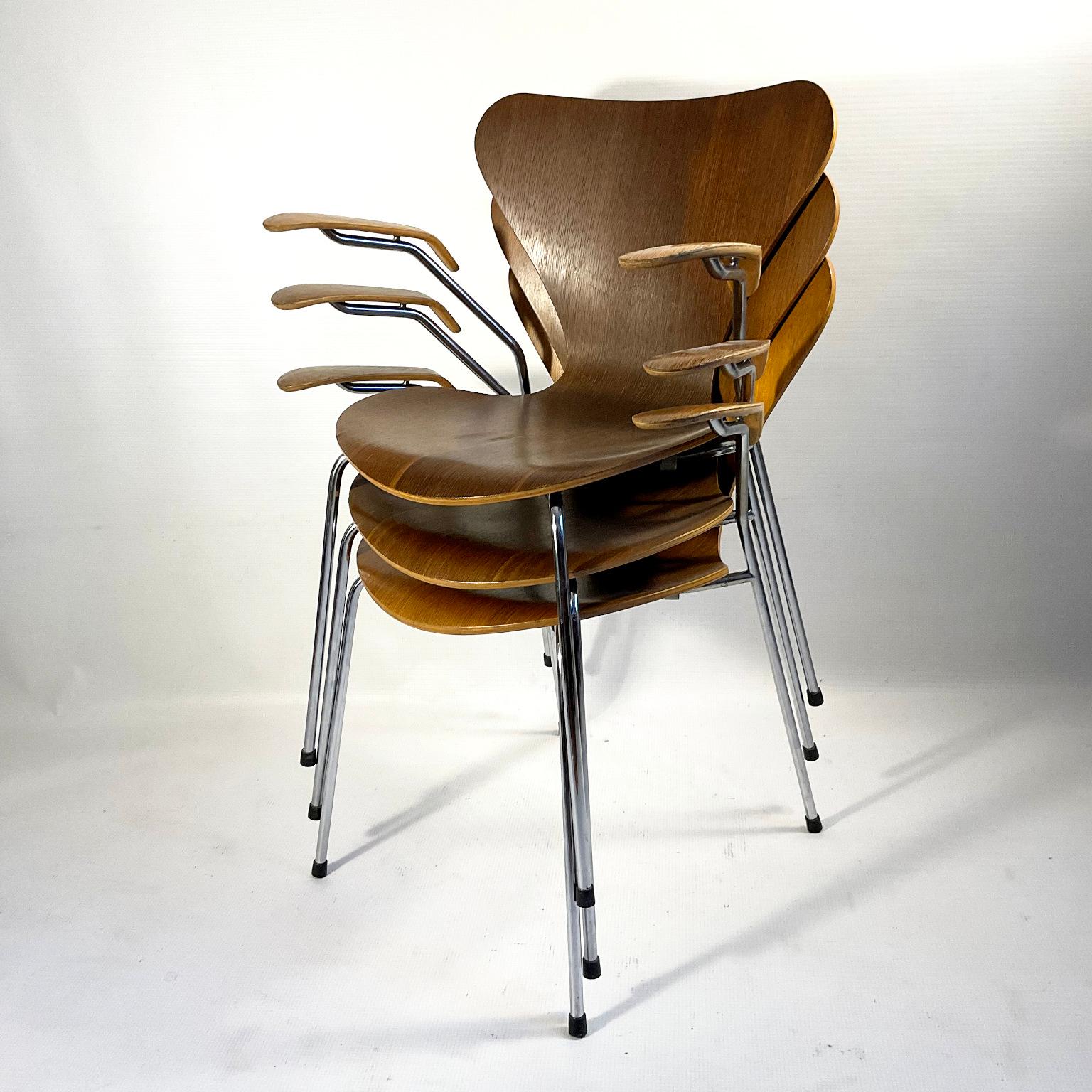 Set of Butterfly Chairs design by Arne Jacobsen Model 3207 for Fritz Hansen For Sale 1