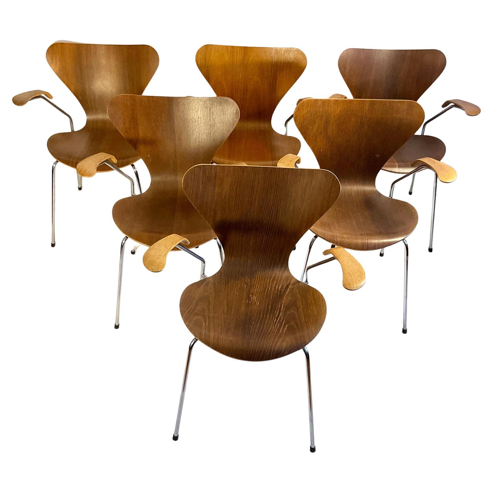 Set of Butterfly Chairs design by Arne Jacobsen Model 3207 for Fritz Hansen For Sale