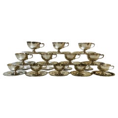 Ensemble de tasses:: soucoupes et assiettes à pain/beurre ou à apéritif en argent sterling 925 de Camusso