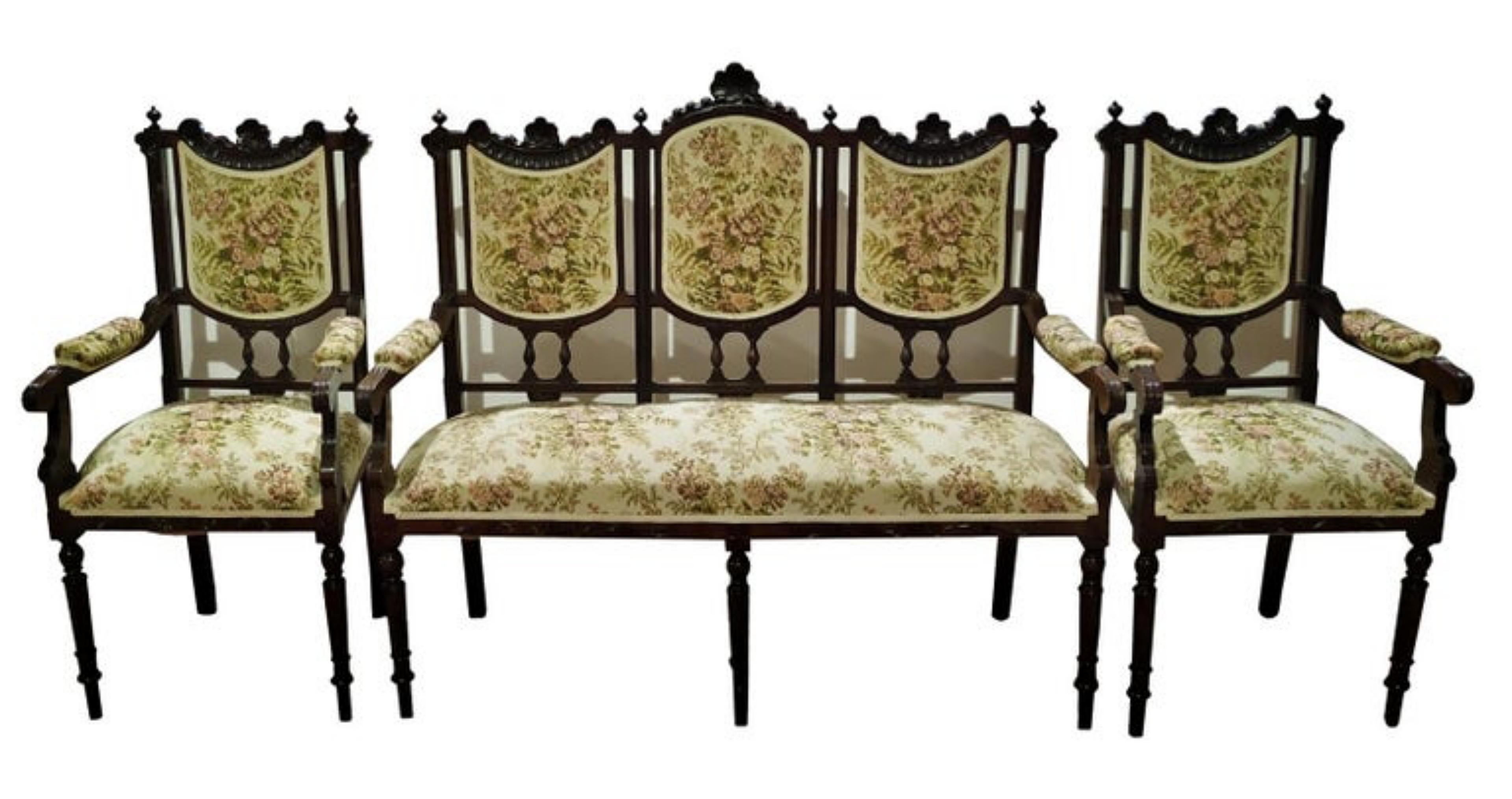 Set aus Canape und zwei Sesseln

Portugiesisch 19. Jahrhundert
aus Mahagoniholz mit Schnitzereien.
Polster. Gebrauchsspuren.
Maße: (Kanapee) 113 x 124 x 48,5 cm;
(Sessel) 103 x 51 x 45 cm.
guter Zustand.