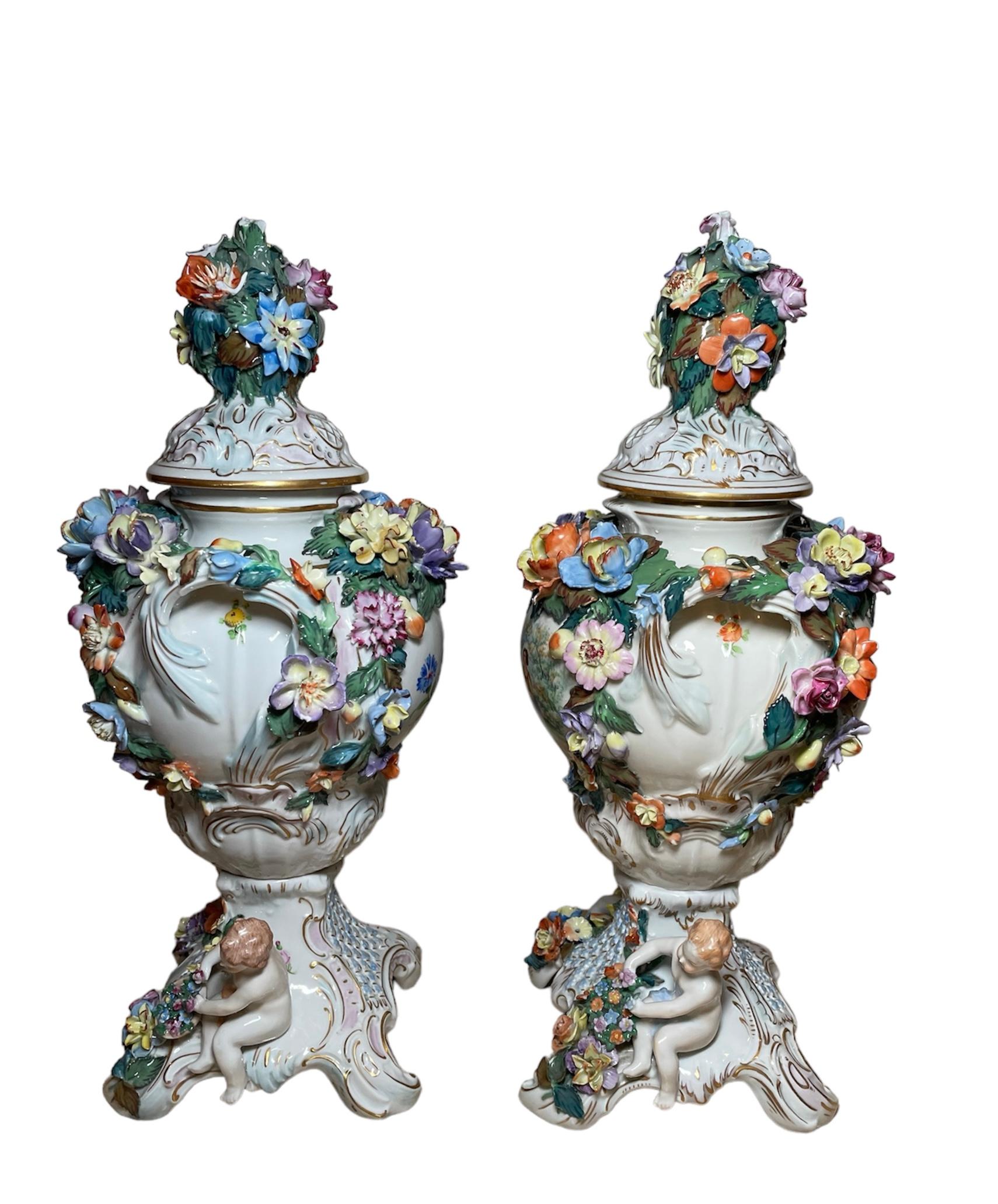 Neorococò Set di urne e centrotavola in porcellana di Carl Thieme Potschappel in vendita