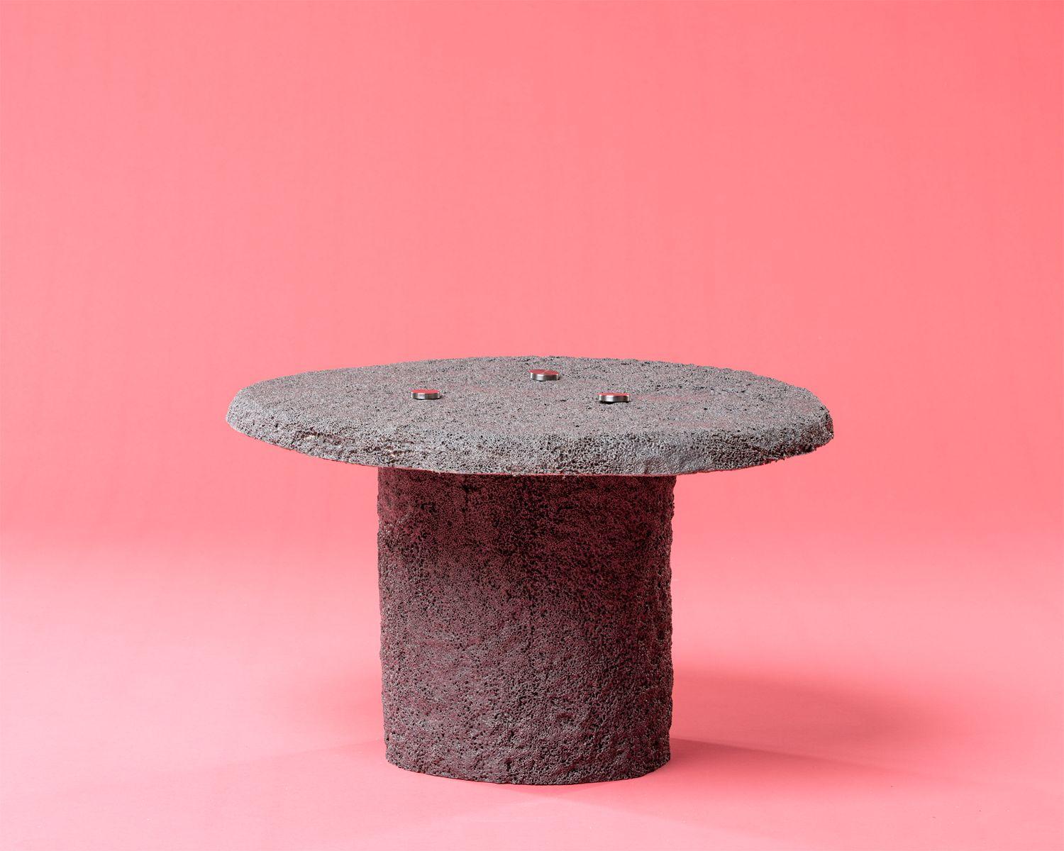 Set aus mattem Beistelltisch und niedrigem Tisch aus Teppich von Riccardo Cenedella (Moderne) im Angebot