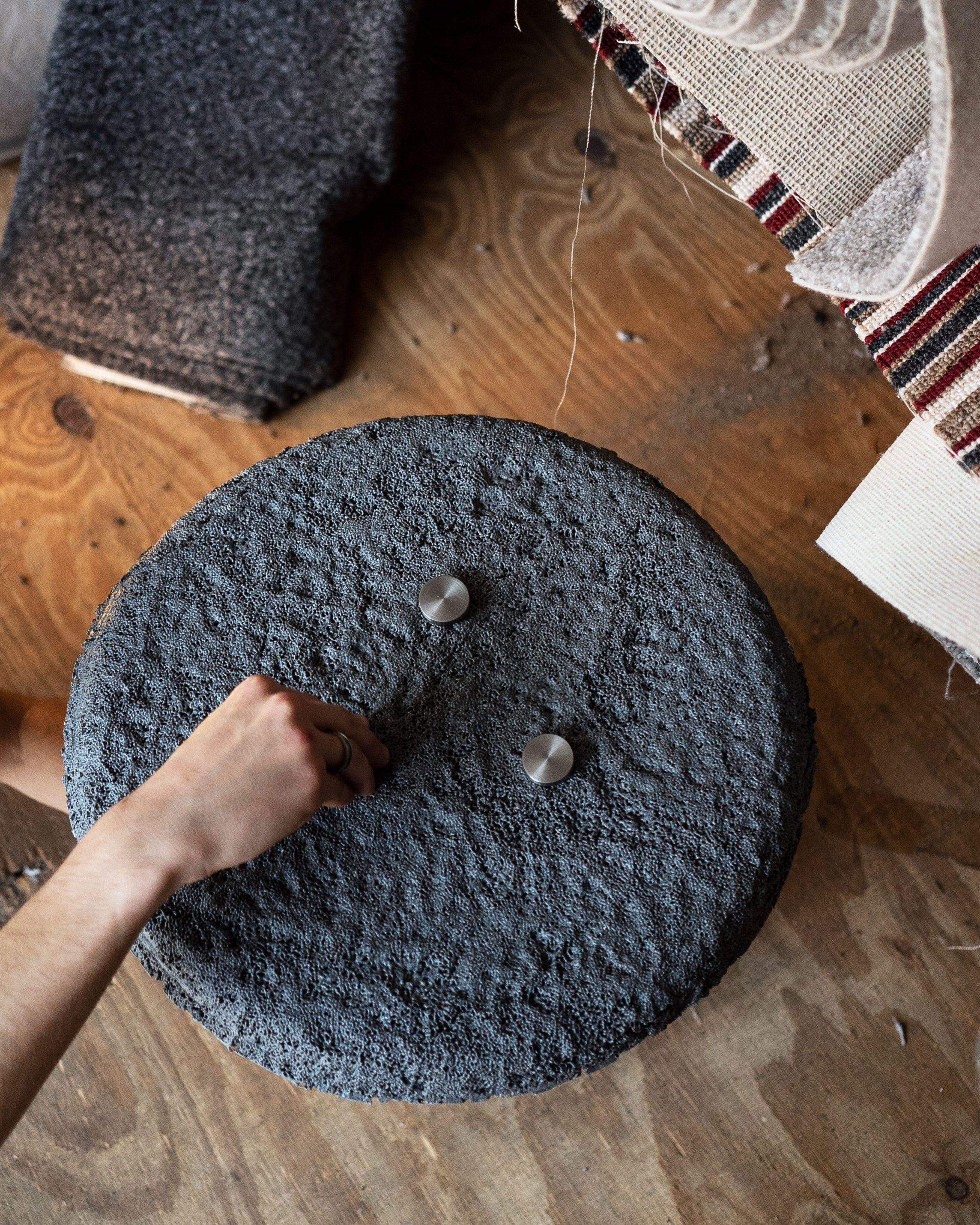 Set aus mattem Beistelltisch und niedrigem Tisch aus Teppich von Riccardo Cenedella (Sonstiges) im Angebot