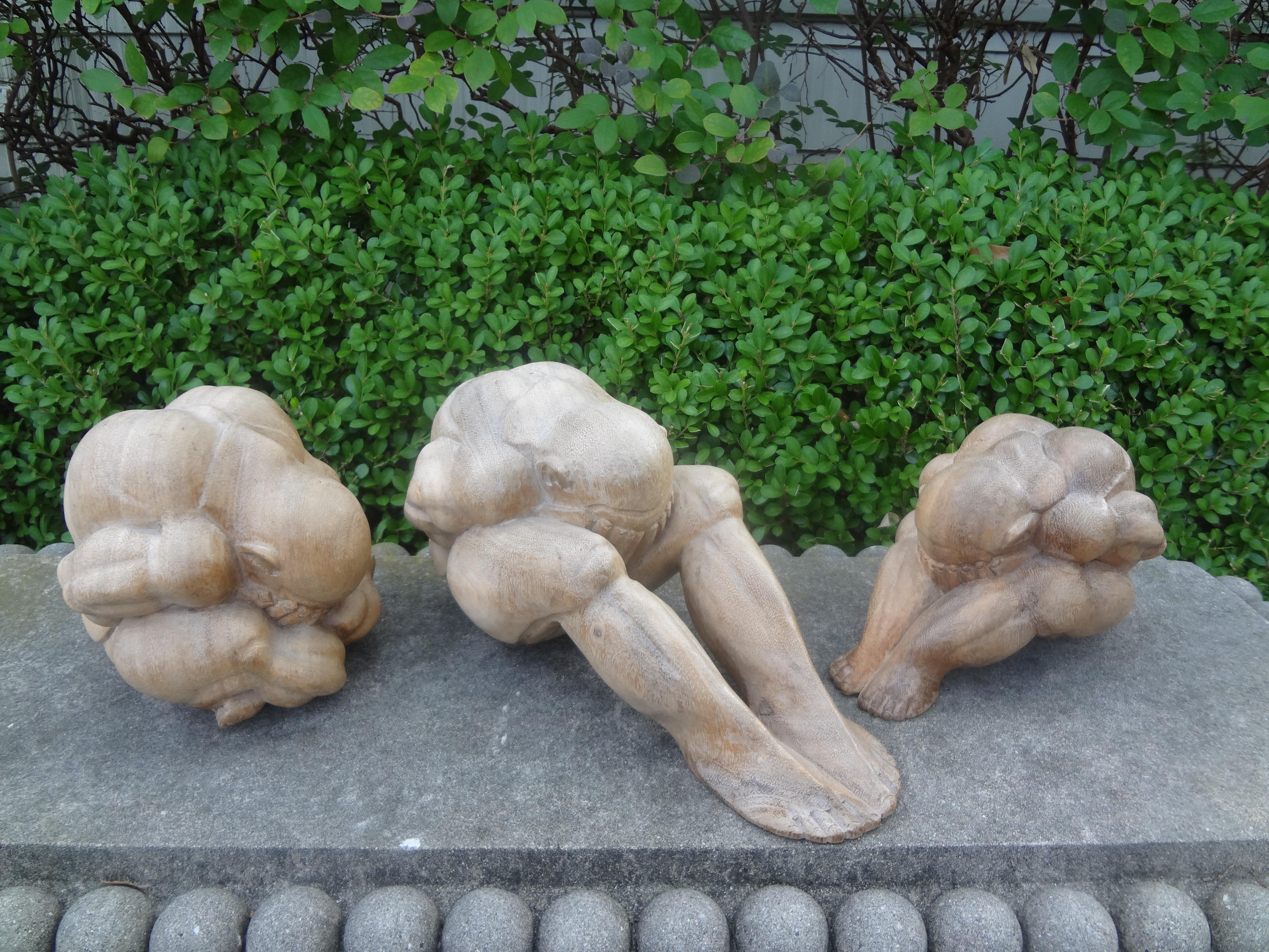 Ensemble de  Figurines zen asiatiques en bois sculpté. 
Superbe ensemble vintage de 3 figures ou sculptures asiatiques zen masculines en bois sculpté. 
Chaque figure se trouve dans une position différente. Accessoire idéal pour la table basse ou la