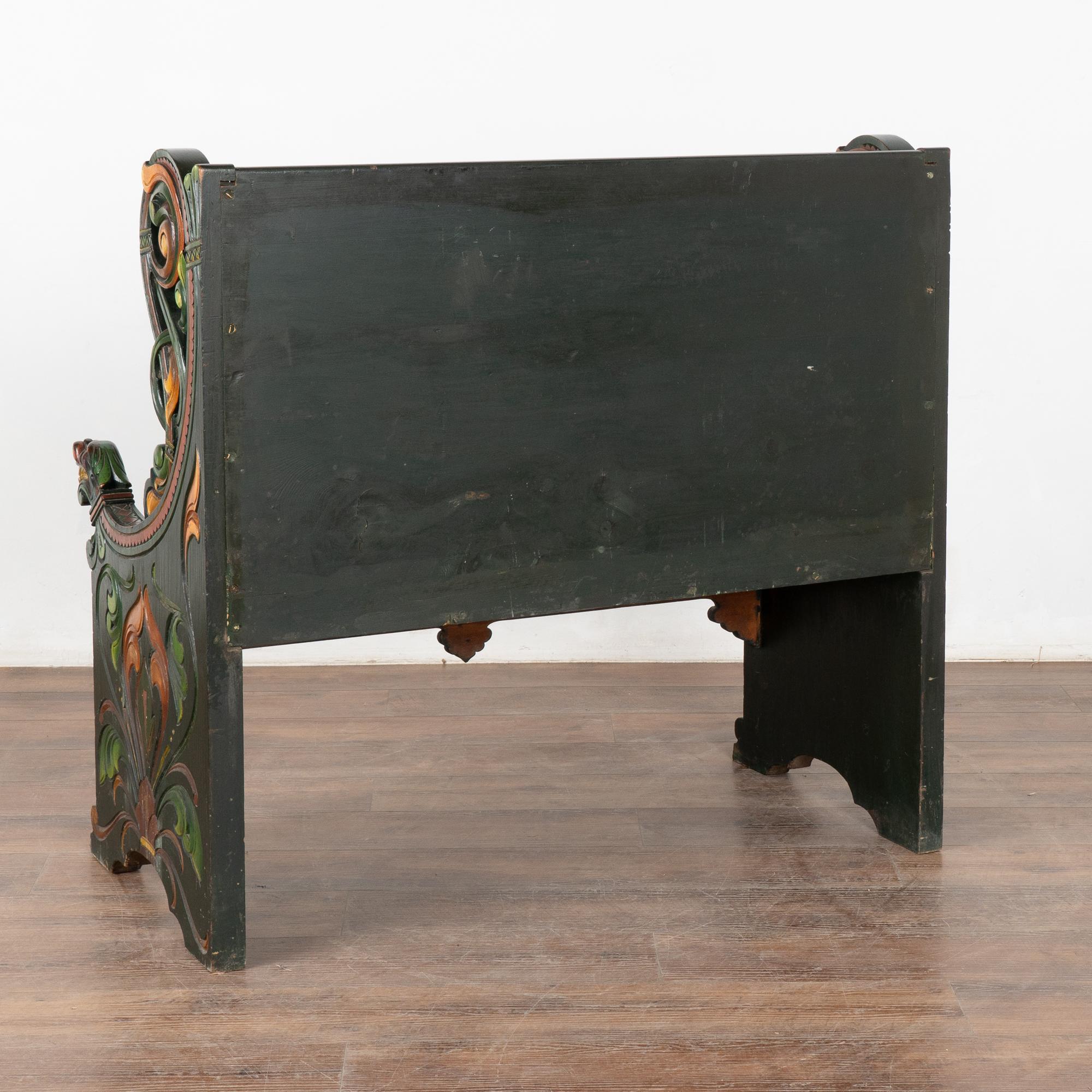 Ensemble de bancs et de deux fauteuils sculptés de Norvège, vers 1880-1900 en vente 6
