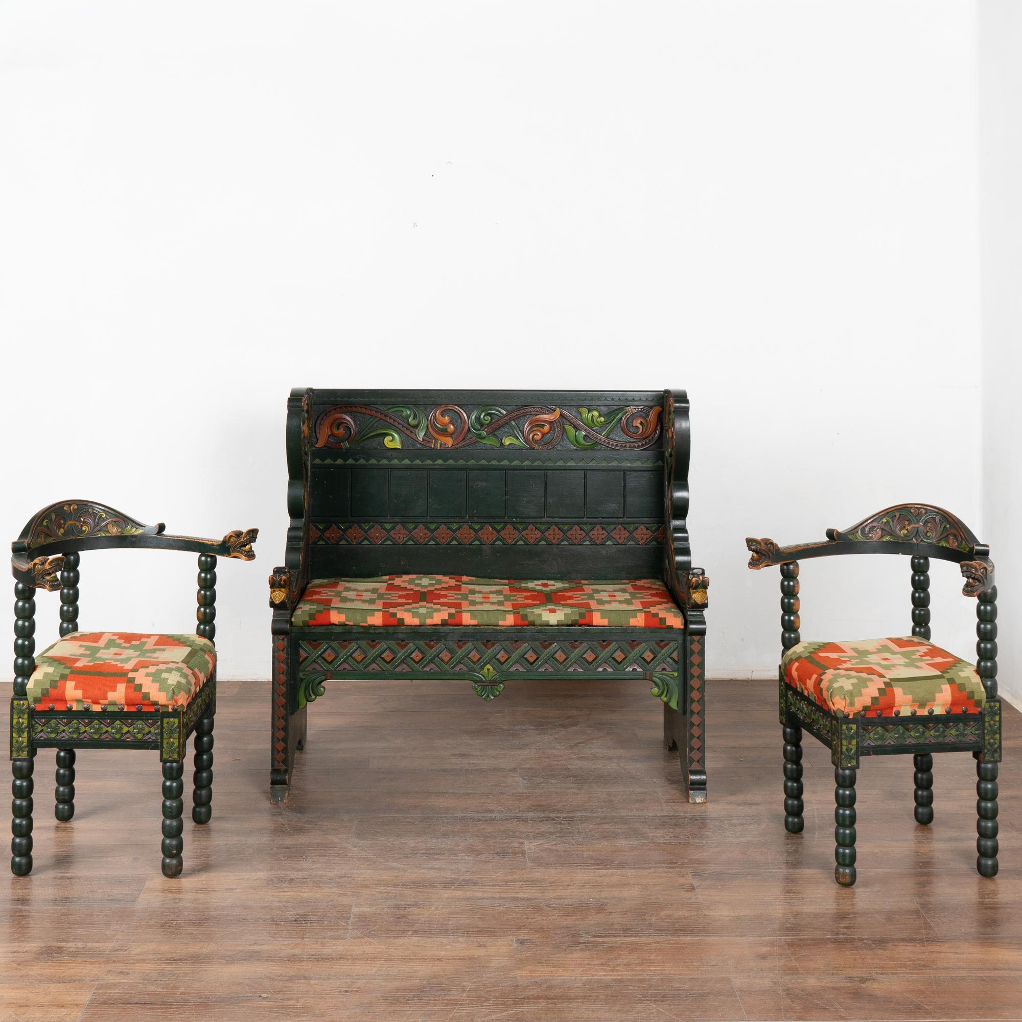 La sculpture norvégienne caractéristique de ce banc à haut dossier et de cette paire de fauteuils est rendue plus spectaculaire par les détails peints colorés et les têtes de dragon à l'extrémité de chaque bras.
Veuillez agrandir les photos pour